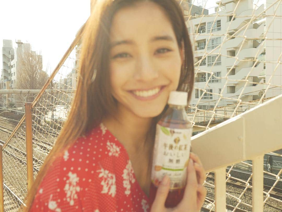 新木優子さんのインスタグラム写真 - (新木優子Instagram)「KIRIN 午後の紅茶 おいしい無糖のCMはもうチェックしていただけましたか☺️⁇ ナチュラルだけど大人っぽく自然体で素敵に撮っていただきました♪  写真はメイクのともちゃんに私のカメラで撮ってもらったんだけど、、中々ピントが合わなくて苦戦しました🤣 なんで合わなかったんだろう、、、🤔 でもピンボケしてるのもまたいい感じに☺️」3月25日 19時00分 - yuuuuukko_