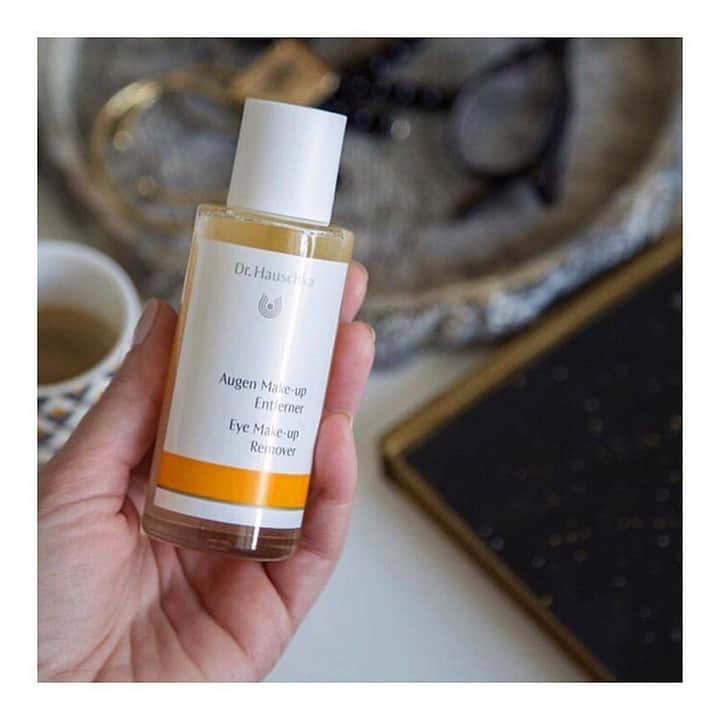 Dr. Hauschka Japan ドクターハウシュカさんのインスタグラム写真 - (Dr. Hauschka Japan ドクターハウシュカInstagram)「【アイメイクアップ　リムーバー】⁣ ⁣ アイメイクや毎日のデスクワークでお疲れ＆年齢が出やすい目元は、きちんとケアしたいですね。Dr.ハウシュカのアイメイクアップリムーバーは１００％ナチュラル。ダマスクバラウォーター、アイブライトエキス、ヒマワリ種子油、フェンネルなどの植物由来の成分が、敏感な目の周りのお肌やまつ毛をケアしながら、ウォータープルーフのマスカラもすっきりオフ。進化したオーガニックスキンケアを。⁣ ..⁣ #drhauschka  #Drハウシュカ　#ドクターハウシュカ　#ナチュラルコスメ　#オーガニックコスメ　#スキンケア　#オーガニックスキンケア　#ナチュラルメイクアップ　#植物エキス　#敏感肌　#オーガニックメイク　#メイクアップ　#ゆらぎ肌　#ポイントメイク　#アイメイク#メイクアップリムーバー#目元ケア#クレンジング#美は細部に宿る#drhauschkalive #natrue #認証オーガニック #美容液成分配合#サステナブル #サステナブルビューティ#エイジングケア#プレエイジングケア⁣」3月25日 19時05分 - drhauschkajapan