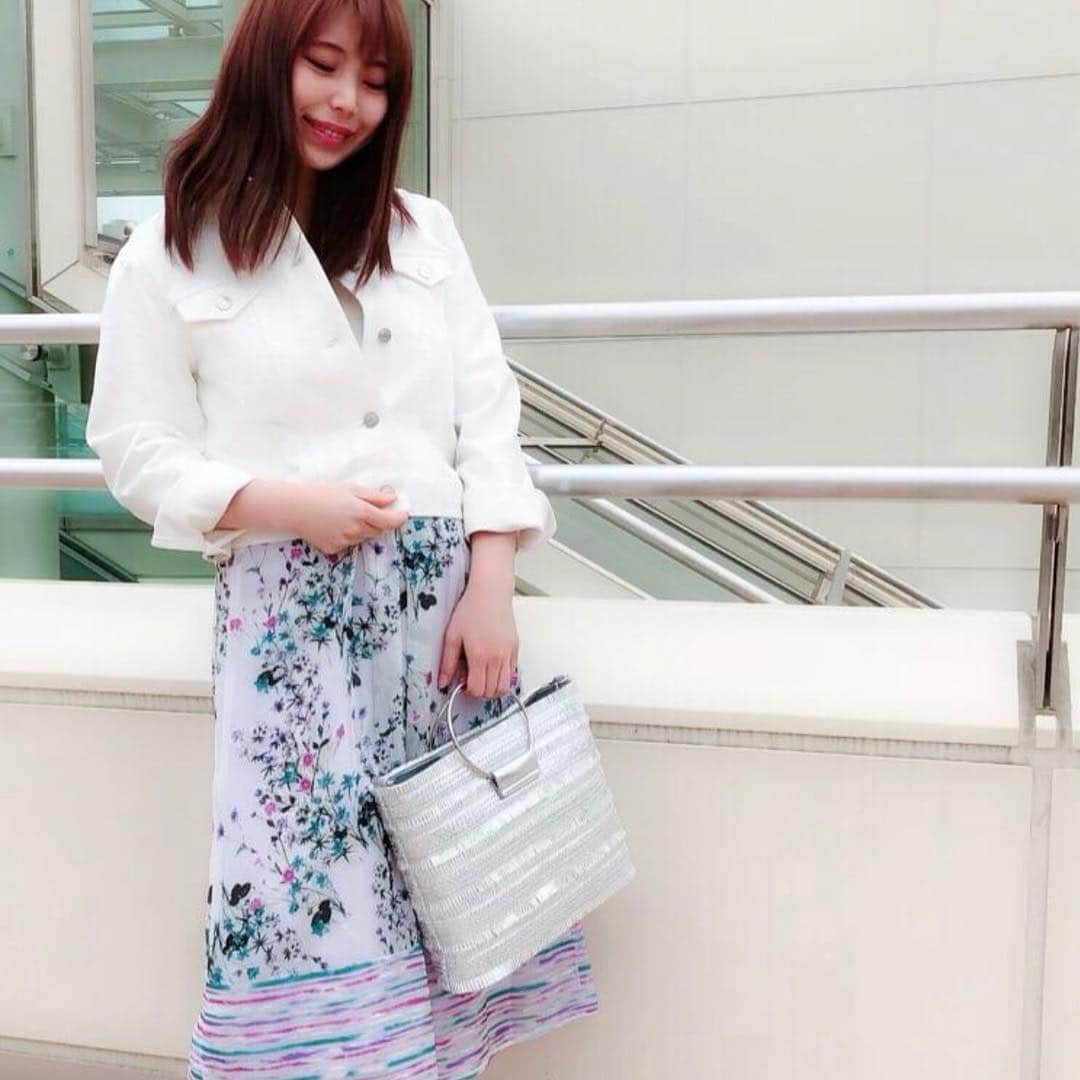 Fabulous Angelaさんのインスタグラム写真 - (Fabulous AngelaInstagram)「**Restock ** . 美人百花4月号掲載❤︎カジュアルとエレガントを両方兼ね備えた4wayスカーフ付きGジャンが再入荷しました！その日の気分やシーンで様々な表情を楽しめます。 . 4wayスカーフ付きGジャン ¥8,900＋tax（ホワイト、ライトブルー、インディゴブルー） . #fabulousangela #ファビュラスアンジェラ #美人百花 #ホワイトgジャン #スカーフ付き #カジュアルアイテム」3月25日 19時05分 - fabulousangela_official