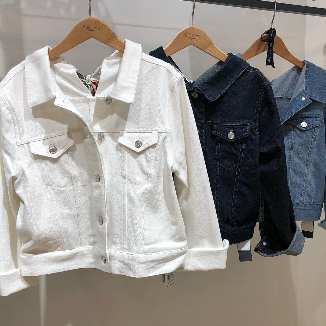 Fabulous Angelaさんのインスタグラム写真 - (Fabulous AngelaInstagram)「**Restock ** . 美人百花4月号掲載❤︎カジュアルとエレガントを両方兼ね備えた4wayスカーフ付きGジャンが再入荷しました！その日の気分やシーンで様々な表情を楽しめます。 . 4wayスカーフ付きGジャン ¥8,900＋tax（ホワイト、ライトブルー、インディゴブルー） . #fabulousangela #ファビュラスアンジェラ #美人百花 #ホワイトgジャン #スカーフ付き #カジュアルアイテム」3月25日 19時05分 - fabulousangela_official