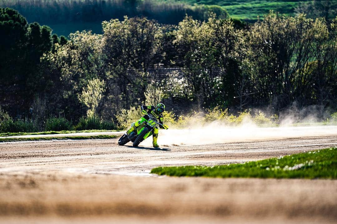 バレンティーノ・ロッシさんのインスタグラム写真 - (バレンティーノ・ロッシInstagram)「Saturday training at the Ranch with @vr46ridersacademyofficial 📸 @camilss」3月25日 19時07分 - valeyellow46