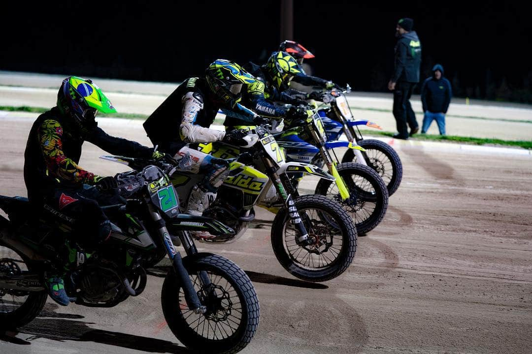 バレンティーノ・ロッシさんのインスタグラム写真 - (バレンティーノ・ロッシInstagram)「Saturday training at the Ranch with @vr46ridersacademyofficial 📸 @camilss」3月25日 19時07分 - valeyellow46