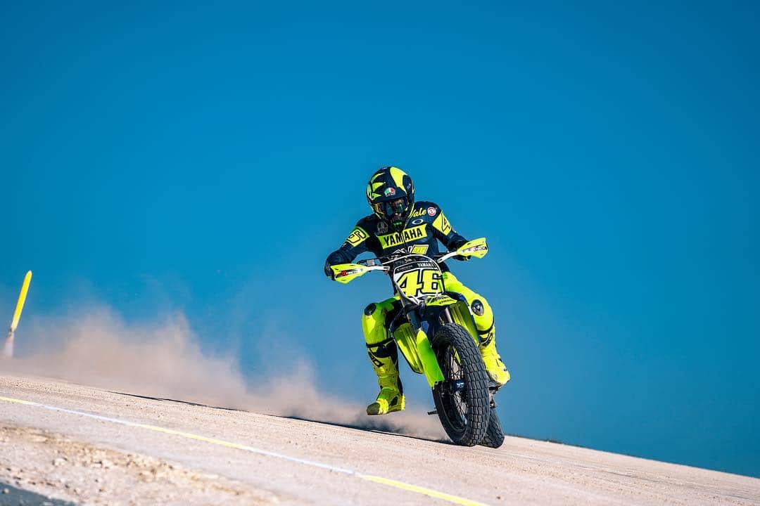バレンティーノ・ロッシのインスタグラム：「Saturday training at the Ranch with @vr46ridersacademyofficial 📸 @camilss」