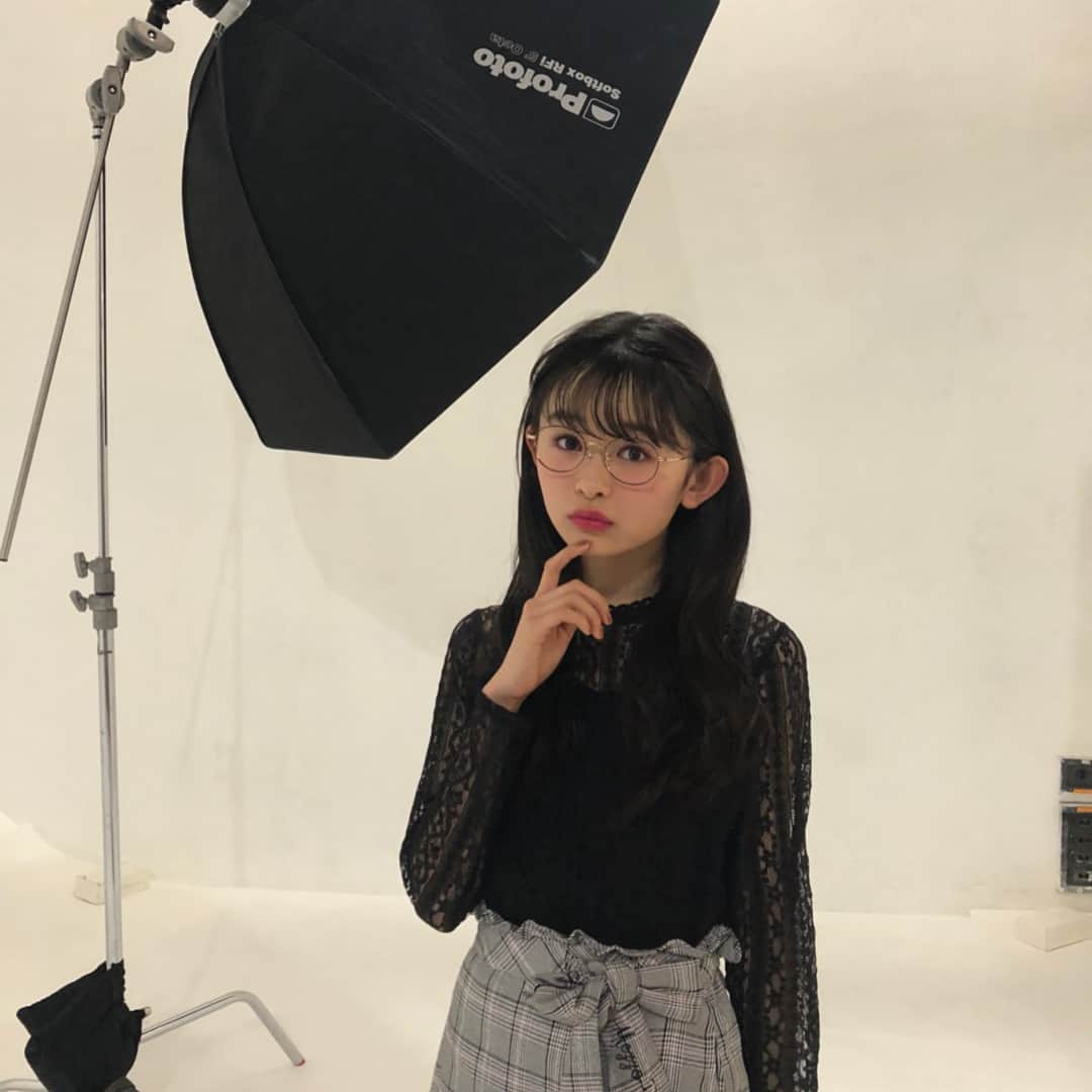 ニコ☆プチのインスタグラム：「ニコ☆プチ✖️JINSのコラボメガネの発売を記念して、3月30日（土）に静岡県イオンモール浜松市野でメアリとキノンに会えるイベントをやるよー🎉  プチモのトークショー、3ショット撮影会はもちろん、このイベント、何がスゴイかって…👀⁉️ イオンモール浜松市野に入っている“ニコ☆プチブランド”に来店すると、うれしい特典があるよ🎁  JINS各店舗で配布中のリーフレットか、当日配布するチラシをブランドショップへ持って行こう💨  アルジー…JINSのリーフレットかチラシを見せると、オリジナルステッカーをプレゼント😁  ジェニィラブ…JINSのリーフレットかチラシを見せると、オリジナル缶バッジをプレゼント😋 当日イベントでキノンが着たコーデ（Tシャツとスカートがセット）を当日限定￥6000＋税で買えるよ。 ショップでは、2点以上をお買い上げで10％オフも同時開さい。  ジディー…JINSのリーフレットかチラシを見せると、オリジナル缶バッジをプレゼント🤗 さらに、店内すべてのアイテムが定価の10％オフで買えるよ。  全ブランド、プレゼントは無くなり次第終了となります。  みんなで遊びに来てね💖  #ニコプチ #林芽亜里 #藤村木音 #JINS #ジンズ #おしゃれメガネ #アルジー #ジェニィラブ #ジディー #イオンモール浜松市野」
