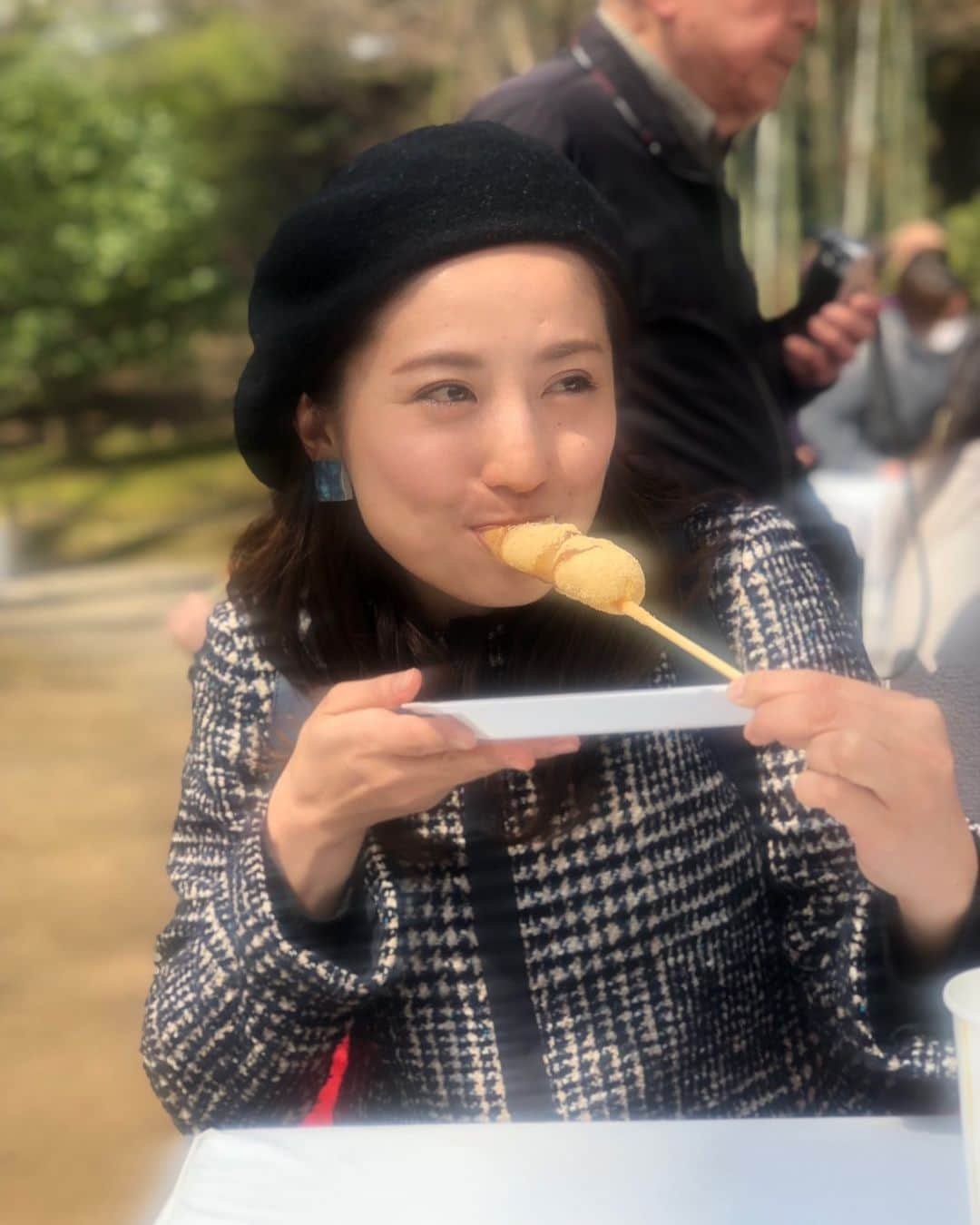 槙あやなさんのインスタグラム写真 - (槙あやなInstagram)「桜を愛でる🌸 でも…やっぱり団子🍡 六義園の枝垂れ桜、 噂通りの美しさでした♡ #cherryblossom  #spring #dayoff  #花見 #桜 #六義園 #春だね #駒込  #穏やかな #休日」3月25日 19時09分 - ayana_maki