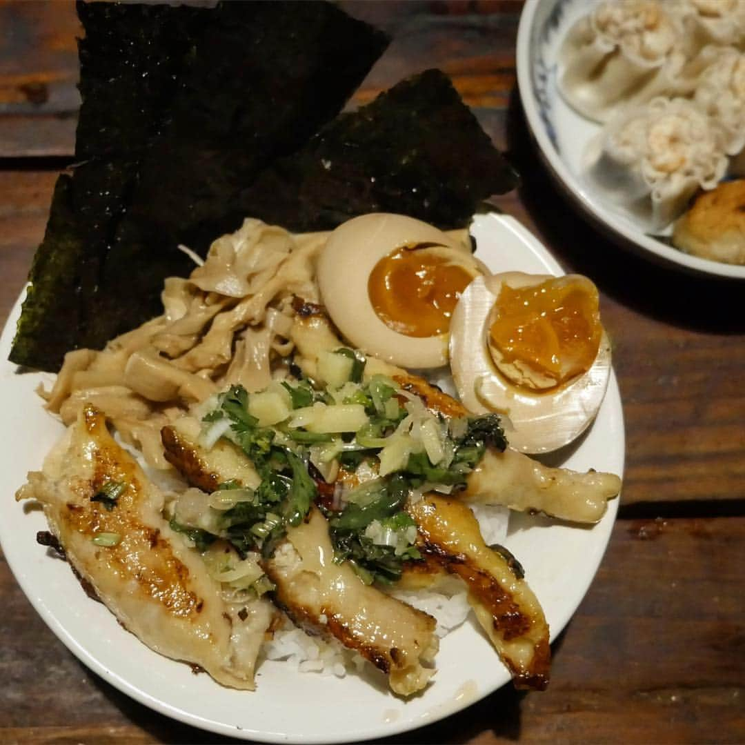 池内万作さんのインスタグラム写真 - (池内万作Instagram)「昼間からの勢いで今度は手羽先餃子丼を。副菜にチキンナゲットとシュウマイ(と冷凍食品感丸出しw)。 これで作り置いていた味玉と穂先メンマは終了。 さてさて、もうひと頑張りしましょうかね〜。 #飯でした #イケウチの食卓」3月25日 19時19分 - mandeshita