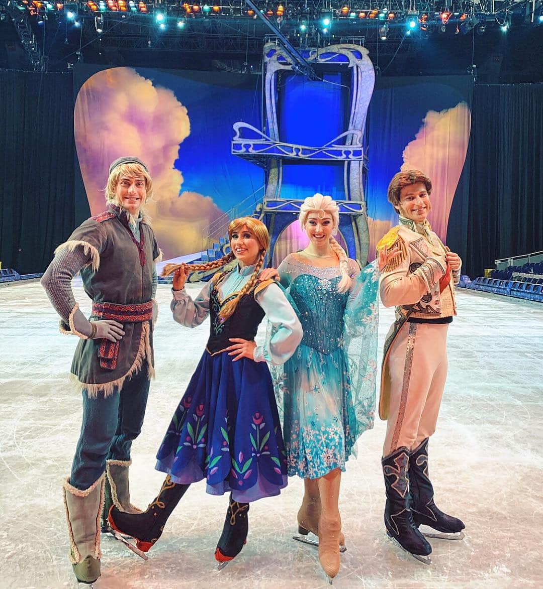 アレクシ・ギレスのインスタグラム：「Thanks D27 for 225 successful shows, more life lessons, and new adventures! ❤️❄️⛸✨🎉👏#frozen #disneyonice」