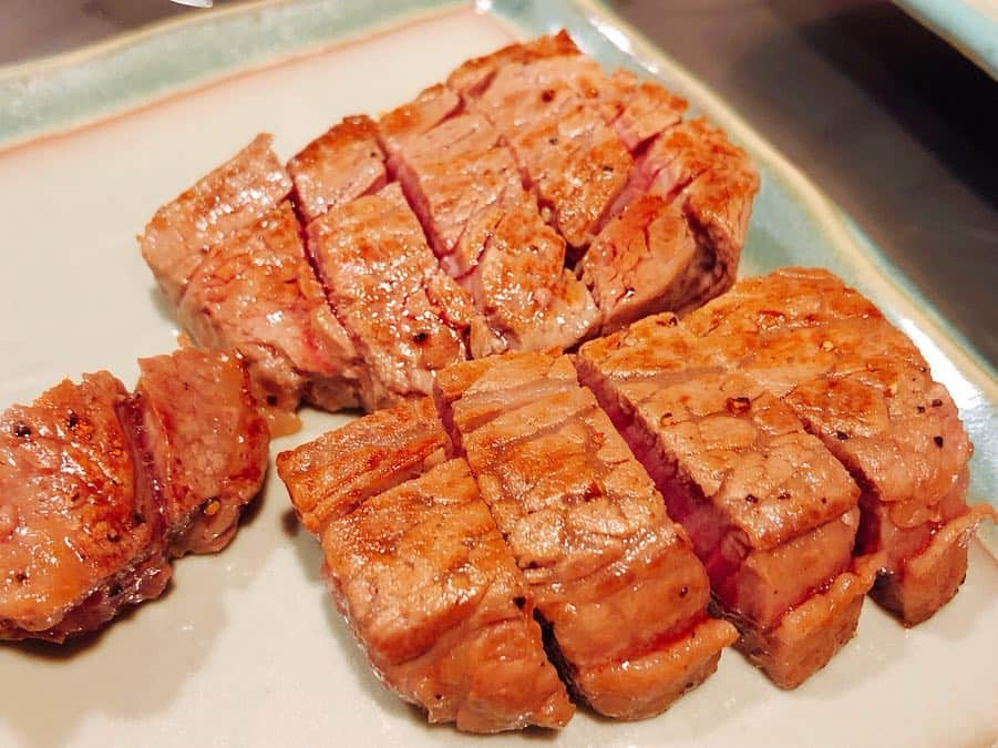 田中亜弥さんのインスタグラム写真 - (田中亜弥Instagram)「【パンドラ】 新宿の鉄板焼きステーキ･しゃぶしゃぶ「パンドラ」🍽 家族のお祝いごとで行ってきました🤗  目の前で焼いてくれる鉄板焼き屋さんに来たのは初めて✨  霜降り黒毛和牛のヒレステーキが柔らかくて感激💓  ワサビと岩塩だけで十分美味しいんです😍  贅沢で幸せな時間でした😆✌️ #鉄板焼きステーキ #新宿パンドラ  #パンドラ  #霜降黒毛和牛 #A3  #肉食女子  #パワーリフティング女子  #筋トレ女子  #筋肉女子 #筋肉飯」3月25日 19時15分 - tanakaaya81