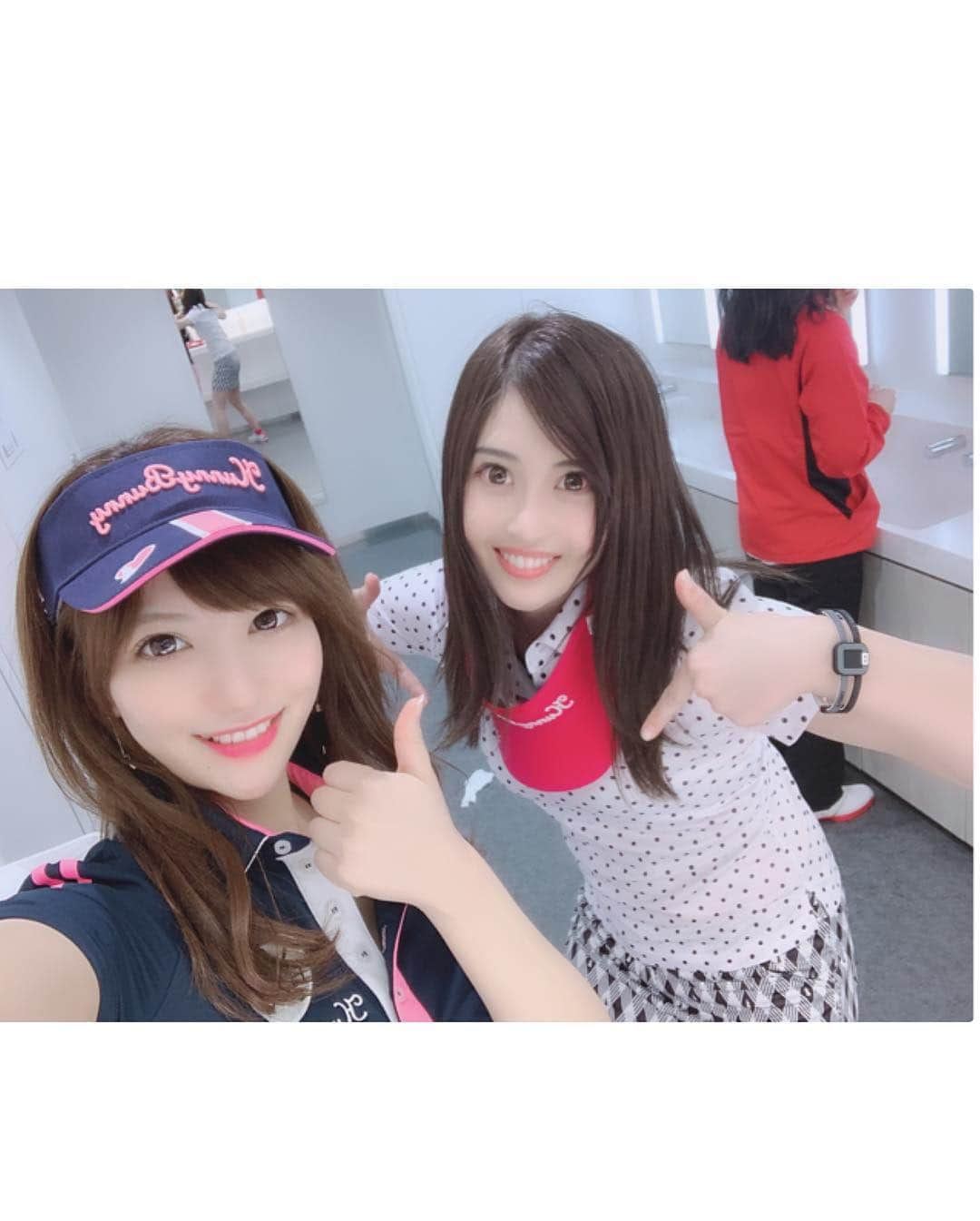 川本愛彩さんのインスタグラム写真 - (川本愛彩Instagram)「Japan GOLF fair 2019 ３日間に渡りイベントcompanionとして Colantotte Booth を 盛り上げる事が出来ました☝️ 週末イベントに来て下さった方々💓 本当にありがとうございました！ GOLF未経験の私でしたが イベントで沢山学ばせて頂きました⤴︎︎︎⤴︎︎ . そして私が ３日間付けさせてもらってた 磁気のネックレスとブレスレットを頂戴しました✨ 冷え症の私には１番の報酬です💓 磁気のネックレスに磁石が入っていて血流を促進させ冷え症やコリを改善させる効果があります。 コラントッテ商品は人気アスリートの間でも話題になっている商品です😎 . その名の由来も「肩こらんとって～」から来た関西のお茶目な駄洒落から Naming されたとか 笑 あっという間の３日間！ 楽しく携わらせて頂きました🙇‍♀️ 関係者の皆さま そして、スタッフの皆さま ３日間お疲れさまでした(*^^*ゞ . . #コラントッテ #パシフィコ横浜 #ゴルフ #ゴルフフェア #磁気 #磁石 #血流促進 #コリ改善 #ブレスレット #ネックレス #colantotte」3月25日 19時18分 - aya_s.collection