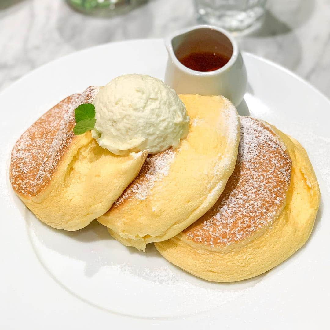 アレックス・シブタニさんのインスタグラム写真 - (アレックス・シブタニInstagram)「Sooo fluffy. 🥞 #東京 #日本」3月25日 19時18分 - alexshibutani