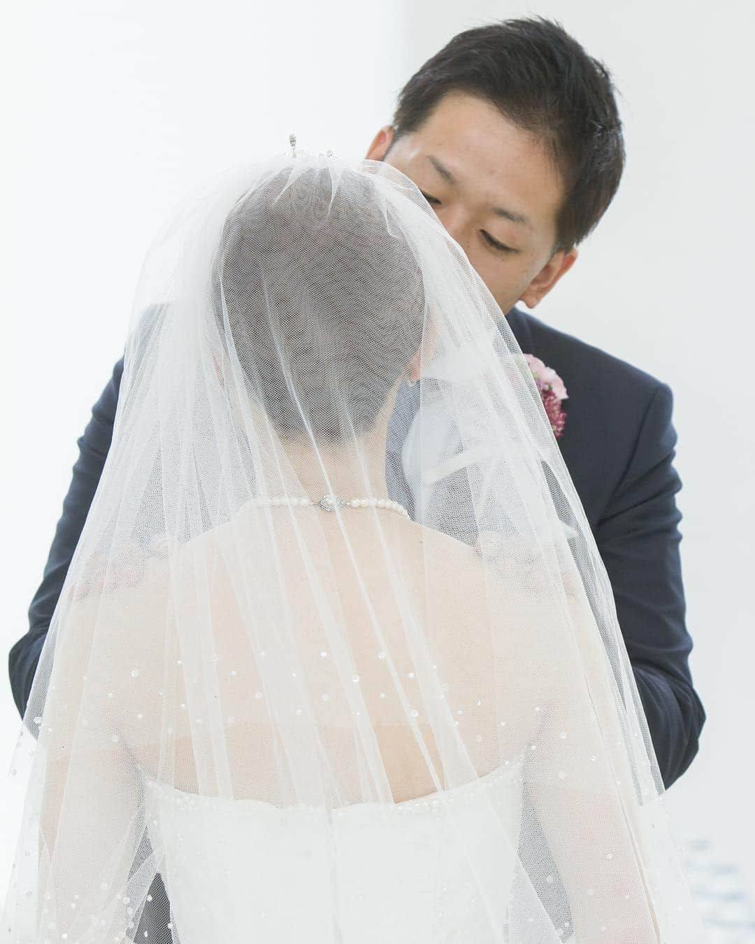 【公式】アールベルアンジェ奈良～結婚式場･ゲストハウス～さんのインスタグラム写真 - (【公式】アールベルアンジェ奈良～結婚式場･ゲストハウス～Instagram)「@artbellangenara をフォローして #アールベルアンジェ奈良 をつけて お写真の投稿おまちしております＊ . ------------------ 教会でのキスショットは神秘的な1枚に＊ 愛が溢れる瞬間をお手伝いさせていただきます◎ ------------------ . . ブライダルフェアの予約はTOPの URLからしてくださいね⚐ ＞＞＞@artbellangenara . 『#アールベルアンジェ奈良』. のハッシュタグをつけて お写真を投稿してくださいね＊ こちらの公式IG（@artbellangenara ） で取り上げさせていただきます＊ . . . #アールベルアンジェ奈良#結婚式#結婚 #奈良結婚式場#挙式#奈良#チャペル挙式 #関西花嫁#奈良花嫁#ウェディングドレス #ウェディングレポ#挙式レポ #卒花嫁#プレ花嫁#ウェディング #結婚式準備#結婚準備#花嫁準備 #ウェディングフォト#weddingphoto #Otokucon#日本中のプレ花嫁さんと繋がりたい #前撮り#weddingtbt #キスショット」3月25日 19時22分 - artbellangenara