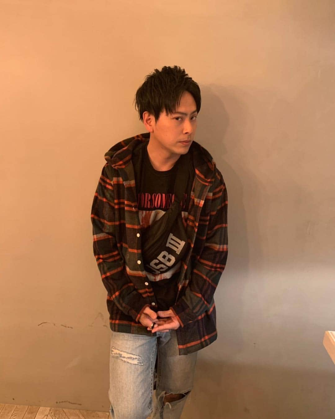 山下健二郎さんのインスタグラム写真 - (山下健二郎Instagram)「ツアーグッズ皆さんチェックしてくれましたか？👌✨✨ 今回は今流行りのボディーバッグ！！！ 今日の私服に合わせてみました！！👍✨✨ 長財布、香水、携帯、などは余裕で入ります！是非、ライブの時の貴重品入れに🤘✨✨ 現場が同じのカンタ、タイキ、ノリさんにプレゼント！！👌✨✨ #山下ベース」3月25日 19時24分 - 3jsb_kenjiro_official