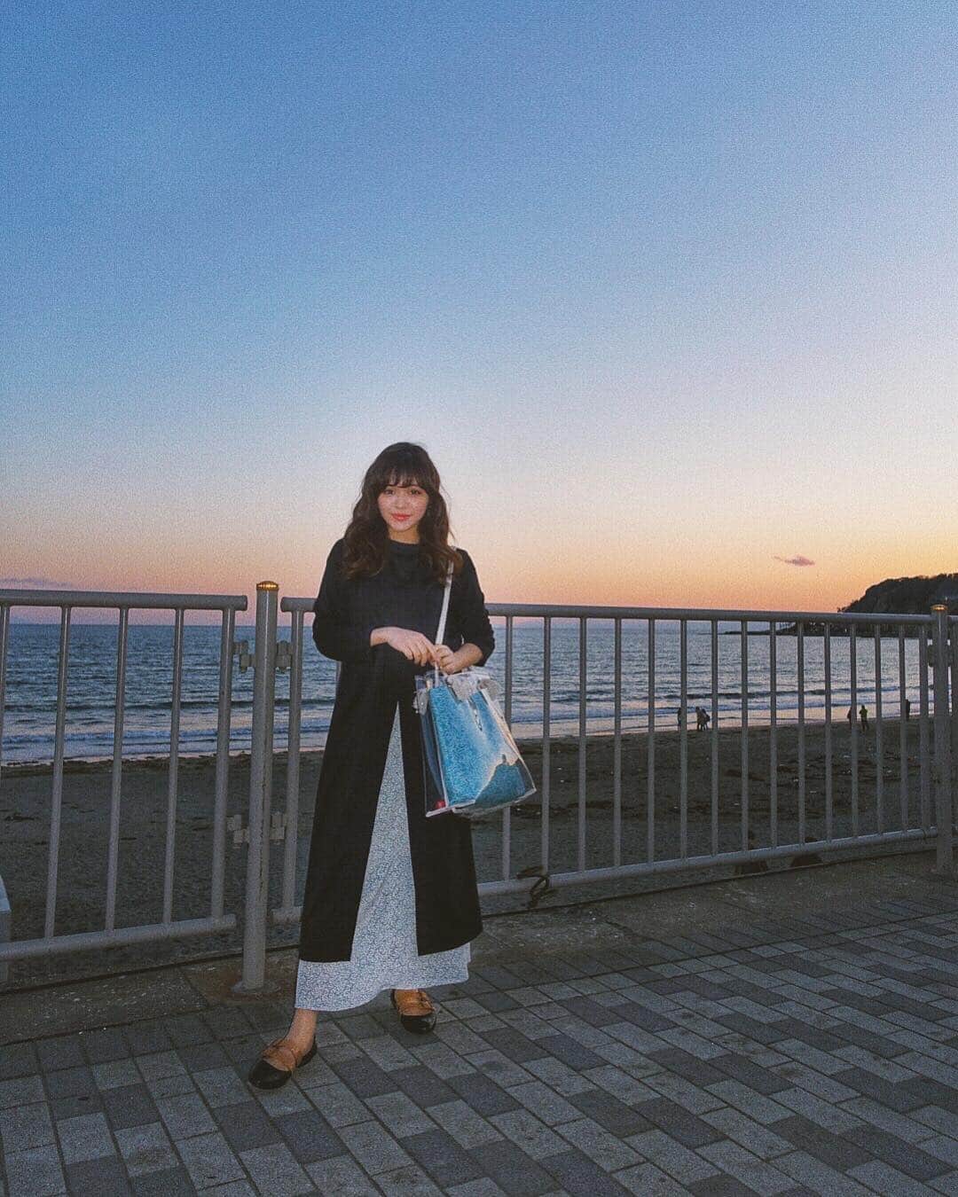 junko onagi ／小梛準子さんのインスタグラム写真 - (junko onagi ／小梛準子Instagram)「ㅤㅤㅤㅤㅤㅤㅤㅤㅤㅤ ㅤㅤㅤㅤㅤㅤㅤㅤㅤㅤ 昨日夕暮れ時に母に撮ってもらいました❤︎ 海辺をお散歩☺️❤︎ このすぐ近くに母とここに来ると必ず行くご飯屋さんがあるの〜🍔🥤️💓(また後で紹介するね❣️) ㅤㅤㅤㅤㅤㅤㅤㅤㅤㅤ 旅行に持ってきた服は @titivatejp の #前後2wayセンタースリットロングトップス 締め付け感ゼロで旅行に普段使いに楽チンで助かります💕  パンツに合わせたり中に合わせる服でイメージ変えられるのでヘビロテしそう❤︎ ㅤㅤㅤㅤㅤㅤㅤㅤㅤㅤ はぁぁぁぁあ〜w 明日から月末締め切りの仕事の地獄という現実w 頑張ります🤣！ ㅤㅤㅤㅤㅤㅤㅤㅤㅤㅤ #titivate #ティティベイト #titivatestyle #ロングワンピ リアバッグ #トートバッグ #クリアトートバッグ  #サマーバッグ #バッグインバッグ #海 #由比ヶ浜海岸 #ママコーデ 感強め #楽チン #楽チンコーデ #yuigahama #国内旅行 #家族旅行」3月25日 19時25分 - jnco0417