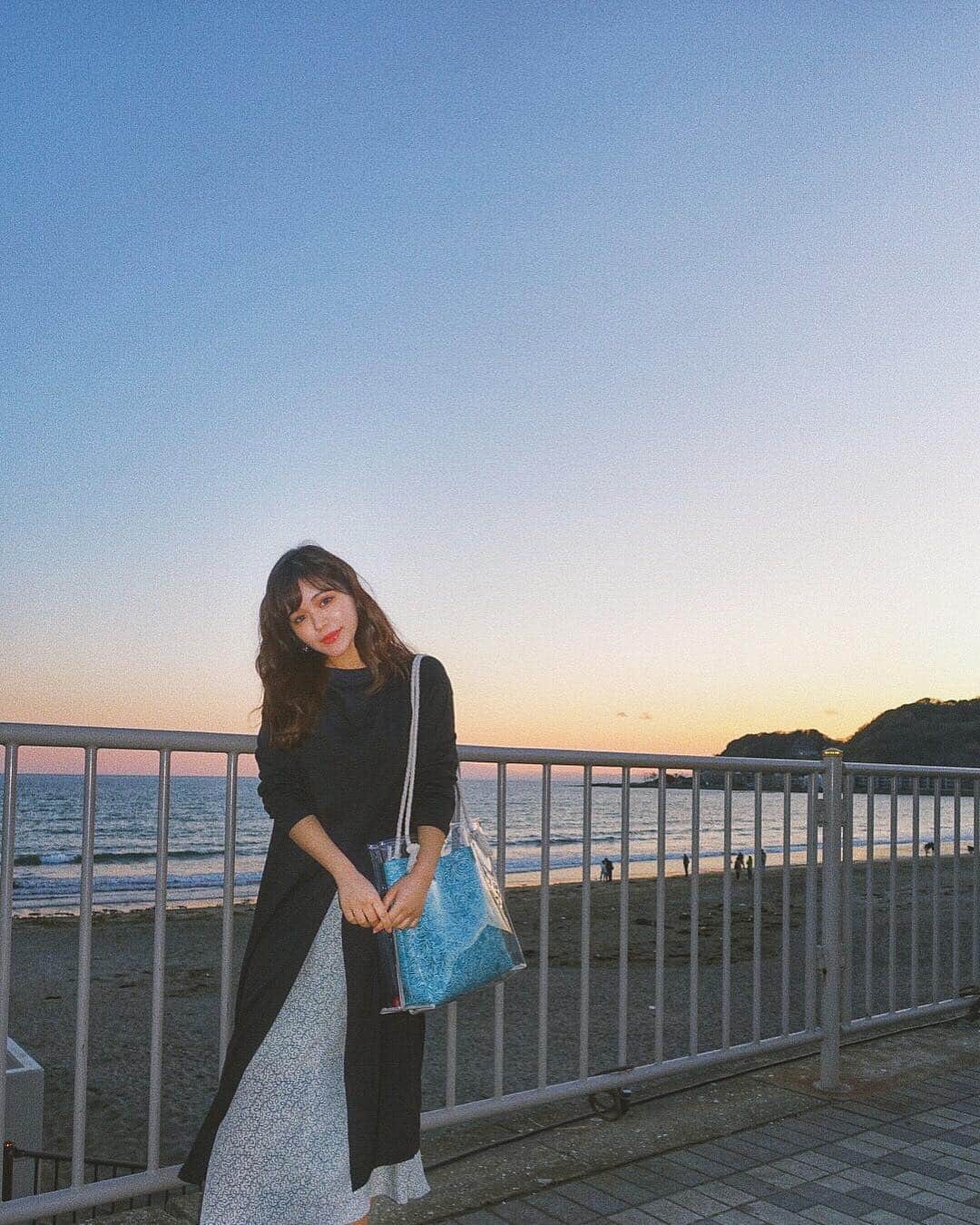 junko onagi ／小梛準子さんのインスタグラム写真 - (junko onagi ／小梛準子Instagram)「ㅤㅤㅤㅤㅤㅤㅤㅤㅤㅤ ㅤㅤㅤㅤㅤㅤㅤㅤㅤㅤ 昨日夕暮れ時に母に撮ってもらいました❤︎ 海辺をお散歩☺️❤︎ このすぐ近くに母とここに来ると必ず行くご飯屋さんがあるの〜🍔🥤️💓(また後で紹介するね❣️) ㅤㅤㅤㅤㅤㅤㅤㅤㅤㅤ 旅行に持ってきた服は @titivatejp の #前後2wayセンタースリットロングトップス 締め付け感ゼロで旅行に普段使いに楽チンで助かります💕  パンツに合わせたり中に合わせる服でイメージ変えられるのでヘビロテしそう❤︎ ㅤㅤㅤㅤㅤㅤㅤㅤㅤㅤ はぁぁぁぁあ〜w 明日から月末締め切りの仕事の地獄という現実w 頑張ります🤣！ ㅤㅤㅤㅤㅤㅤㅤㅤㅤㅤ #titivate #ティティベイト #titivatestyle #ロングワンピ リアバッグ #トートバッグ #クリアトートバッグ  #サマーバッグ #バッグインバッグ #海 #由比ヶ浜海岸 #ママコーデ 感強め #楽チン #楽チンコーデ #yuigahama #国内旅行 #家族旅行」3月25日 19時25分 - jnco0417