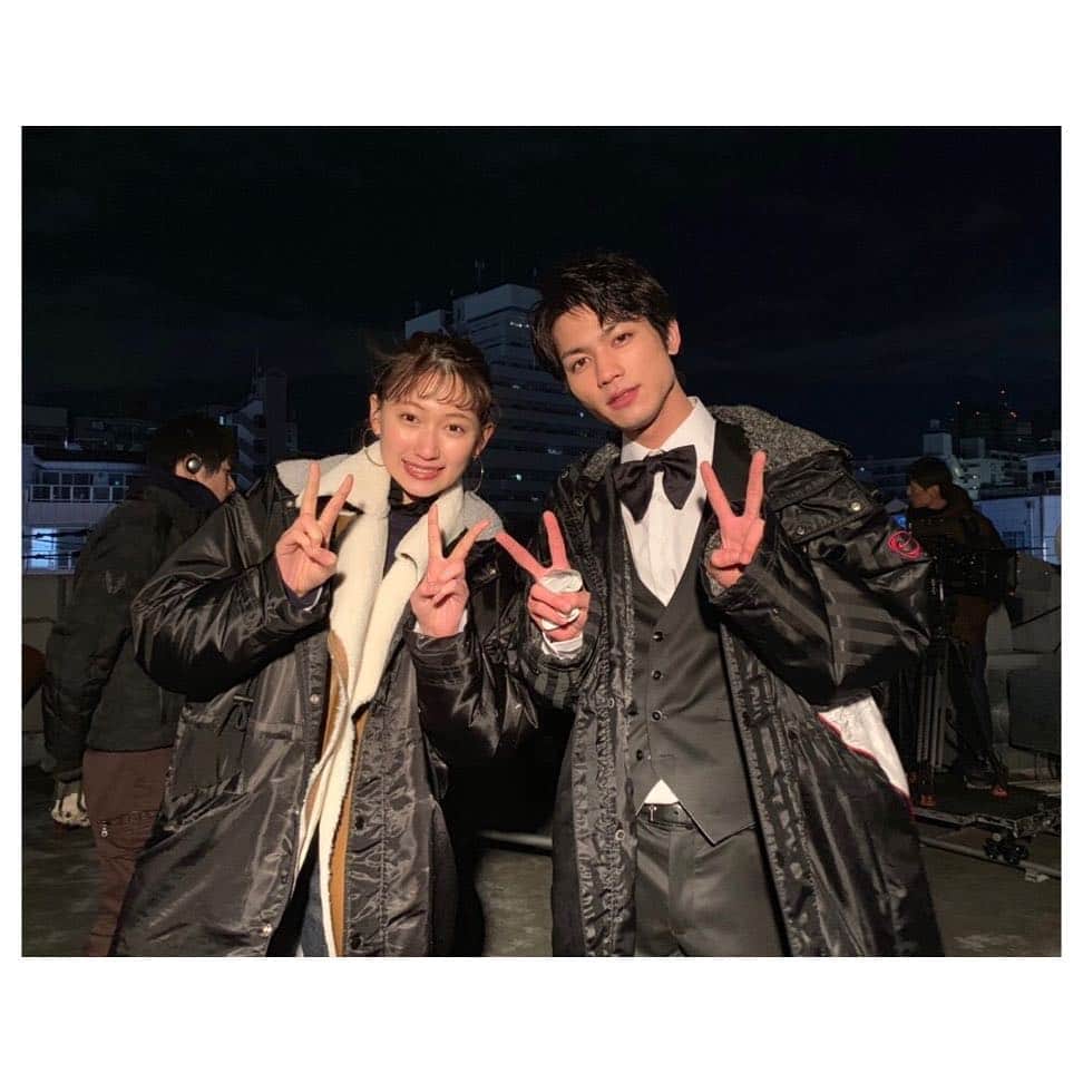 大野いとさんのインスタグラム写真 - (大野いとInstagram)「今夜22時25分から55分まで イチコイメンバーで わたしのアカウントでもインスタライブやるので ぜひみんなみてください😌🙏✨ 写真は、フェリーでの撮影で大和と。ずっと曇りだったけど、最後晴れて太陽が出て、思わず写真撮ったのだけど、大和も足ピョコってあげてくれて嬉しかったな(*^_^*) 屋上のシーンではいくみくんと。ものすごく寒い日で手を真っ赤にしました。わたしは厚着なんだけど…、いくみくんは薄着の衣装だったのにも関わらず一番明るく現場を盛り上げていて、本当に尊敬しました😣✨ 楽しい撮影でした。😊 #イチコイ#インスタライブ  #板垣瑞生 くん#濱田龍臣 くん」3月25日 19時31分 - ohno_ito