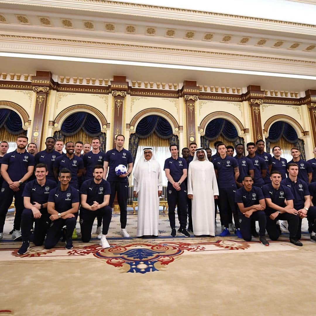 ペトル・チェフさんのインスタグラム写真 - (ペトル・チェフInstagram)「It has been a honour to have met His Highness Sheikh Hamdan bin Rashid Al Maktoum yesterday in the palace. #arsenalindubai」3月25日 19時31分 - petrcech