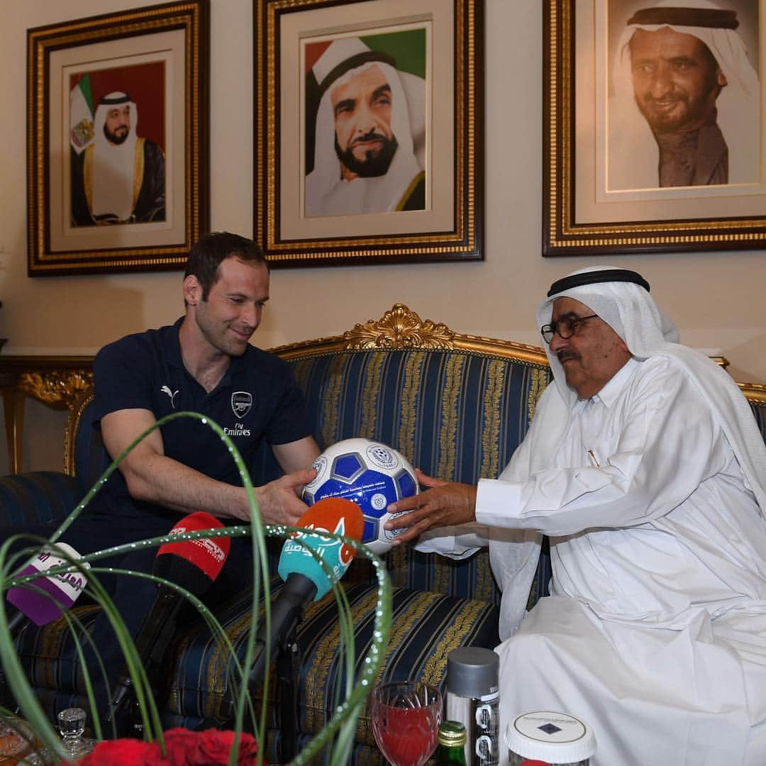 ペトル・チェフさんのインスタグラム写真 - (ペトル・チェフInstagram)「It has been a honour to have met His Highness Sheikh Hamdan bin Rashid Al Maktoum yesterday in the palace. #arsenalindubai」3月25日 19時31分 - petrcech