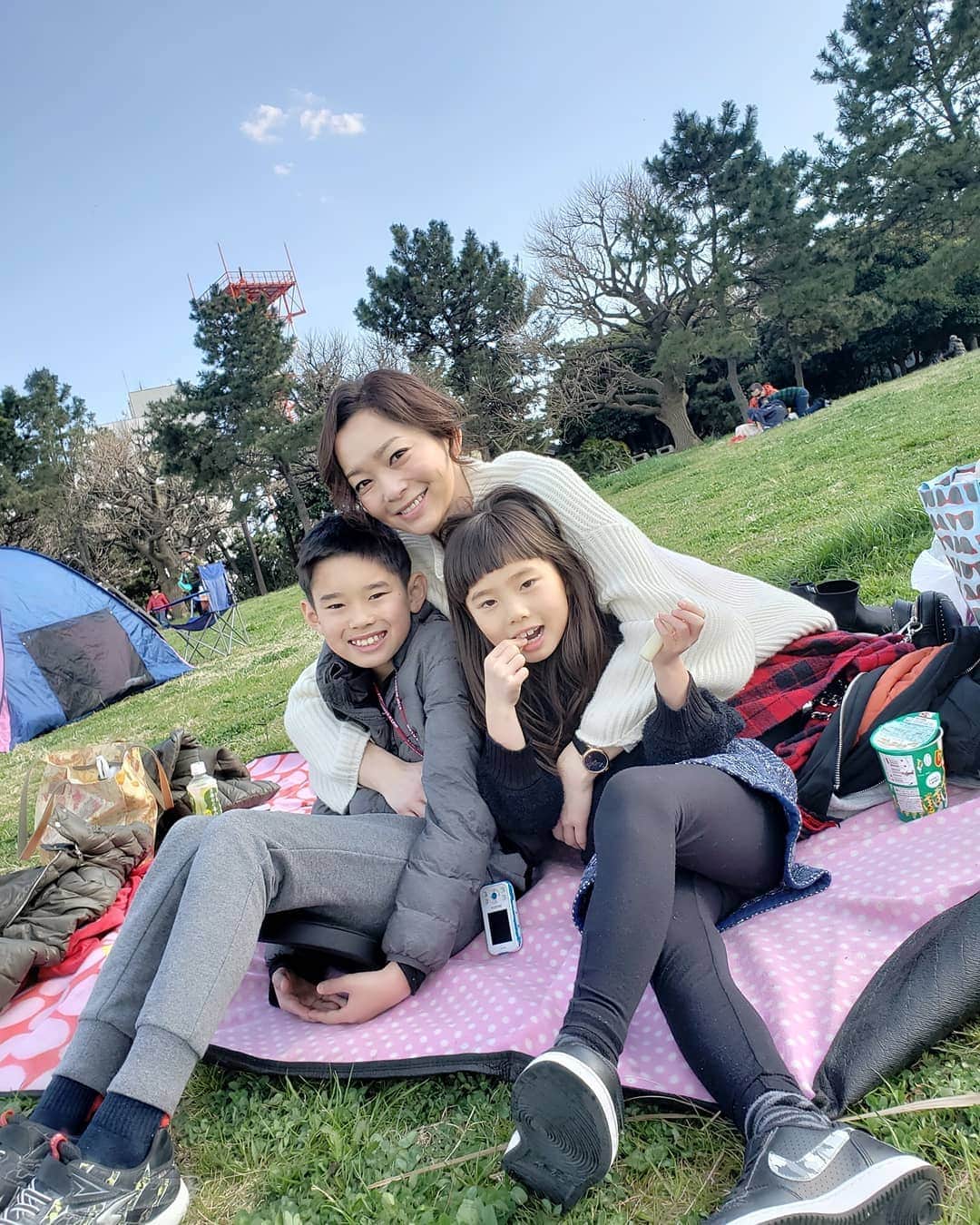 佐藤純さんのインスタグラム写真 - (佐藤純Instagram)「昨日はピクニックへ。  ブラック&ホワイトコーディネート。  時計は、先日カスタマイズオーダーした地球環境に優しい時計。  BAUME⌚  ボームはパーツやベルトなどをカスタマイズして自分だけの時計が作れちゃう！  時計の裏には、メッセージを入れることもできるので、子供達の名前を入れてみました😊  そのBAUMEが3月29日(金)～31日(日)までの三日間、表参道でポップアップストアが開催されるそうです。  港区北青山3-6-19.  夜は、大江戸温泉へ♨️ 楽しい連休でした😁. #BAUME  #baume  #時計 #腕時計 #ボーム #ポップアップストア #表参道 #ピクニック #カニ #カニ釣り #親子 #兄妹 #ママ友 #ママ#ママモデル#モデル #mama #mamamodel #model」3月25日 19時33分 - junsatoidea