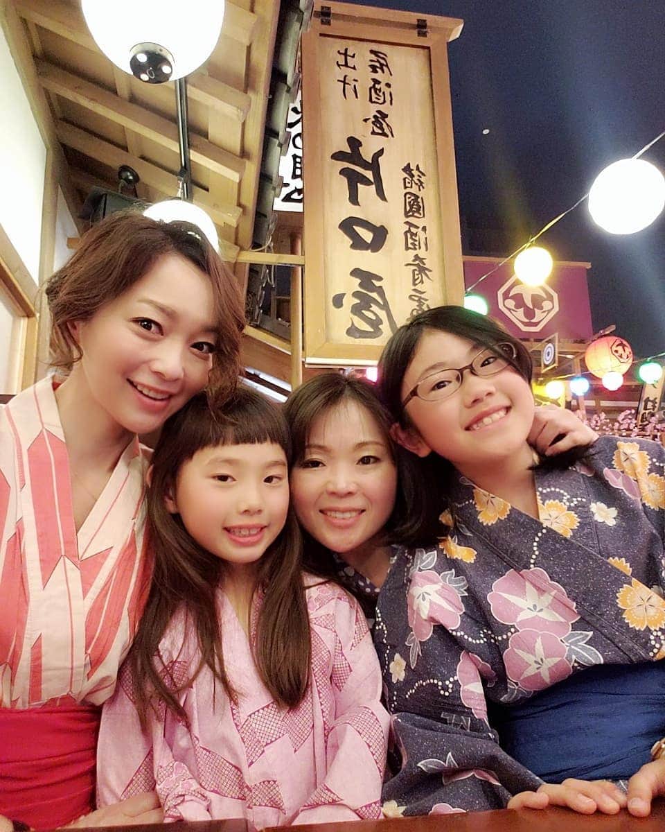 佐藤純さんのインスタグラム写真 - (佐藤純Instagram)「昨日はピクニックへ。  ブラック&ホワイトコーディネート。  時計は、先日カスタマイズオーダーした地球環境に優しい時計。  BAUME⌚  ボームはパーツやベルトなどをカスタマイズして自分だけの時計が作れちゃう！  時計の裏には、メッセージを入れることもできるので、子供達の名前を入れてみました😊  そのBAUMEが3月29日(金)～31日(日)までの三日間、表参道でポップアップストアが開催されるそうです。  港区北青山3-6-19.  夜は、大江戸温泉へ♨️ 楽しい連休でした😁. #BAUME  #baume  #時計 #腕時計 #ボーム #ポップアップストア #表参道 #ピクニック #カニ #カニ釣り #親子 #兄妹 #ママ友 #ママ#ママモデル#モデル #mama #mamamodel #model」3月25日 19時33分 - junsatoidea
