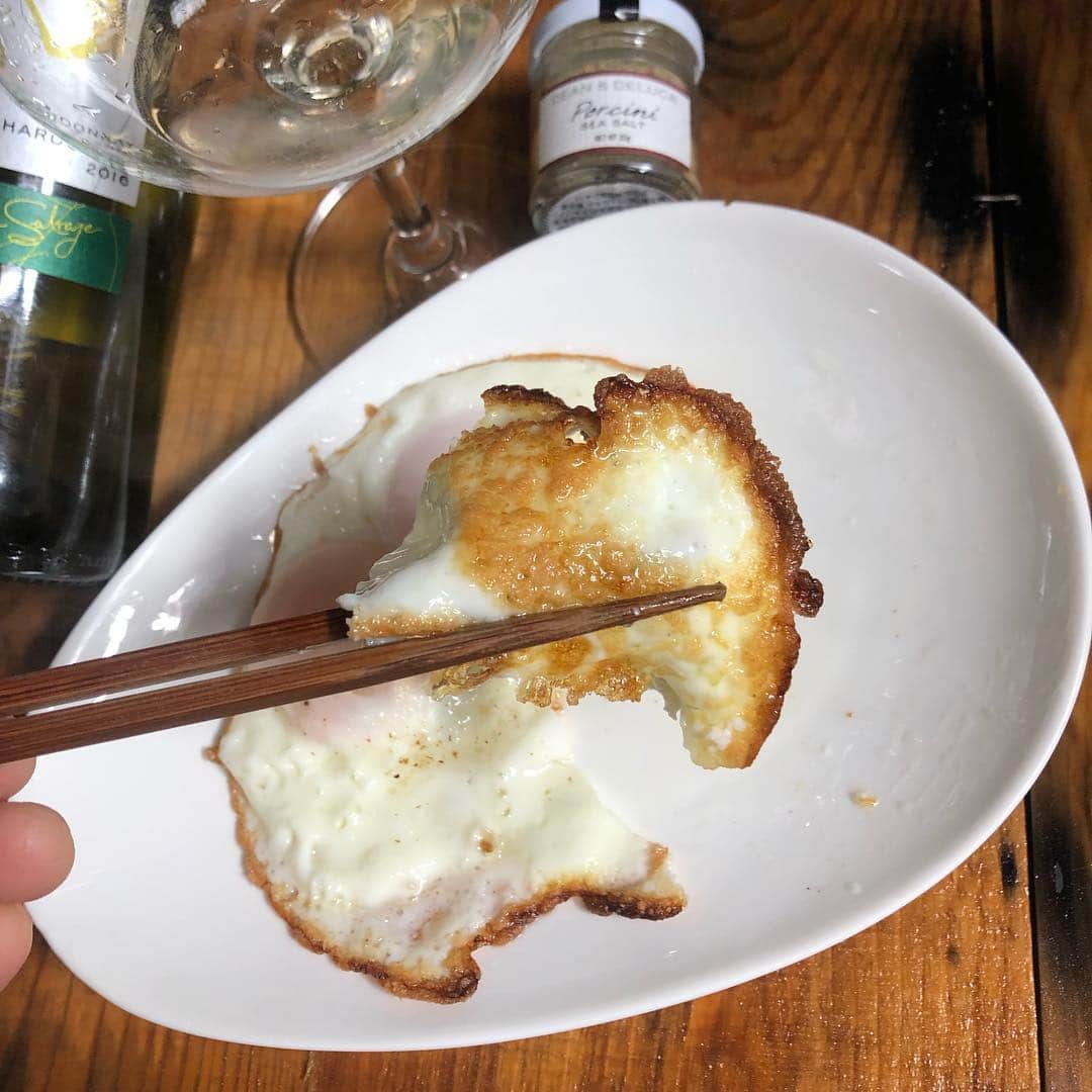 直樹 加藤さんのインスタグラム写真 - (直樹 加藤Instagram)「.. スペインの苦みばしったシャルドネです。 . 抜いて5日目です。まだまだ酸が破綻してませんね。 . 抜いてすぐの苦みばしった味わいが持続されています。 . 今日のハーブソルトは、ポルチーニ。 . その香りと、ワインの柑橘香とバラの花っぽい香が出会うと、また香りの印象が変わるんですね。 . 明日も楽しませてくださいな^_^ .. #必死の若づくり #老けない #毛艶 #デイリーワイン #ワイン好きな人と繋がりたい #七条 #七条御前 #西七条 #梅小路 #朱雀裏畑町 #大文字屋 #大文字屋加藤酒店 #試飲 #試飲可能」3月25日 19時34分 - daimonjiyakatonaoki