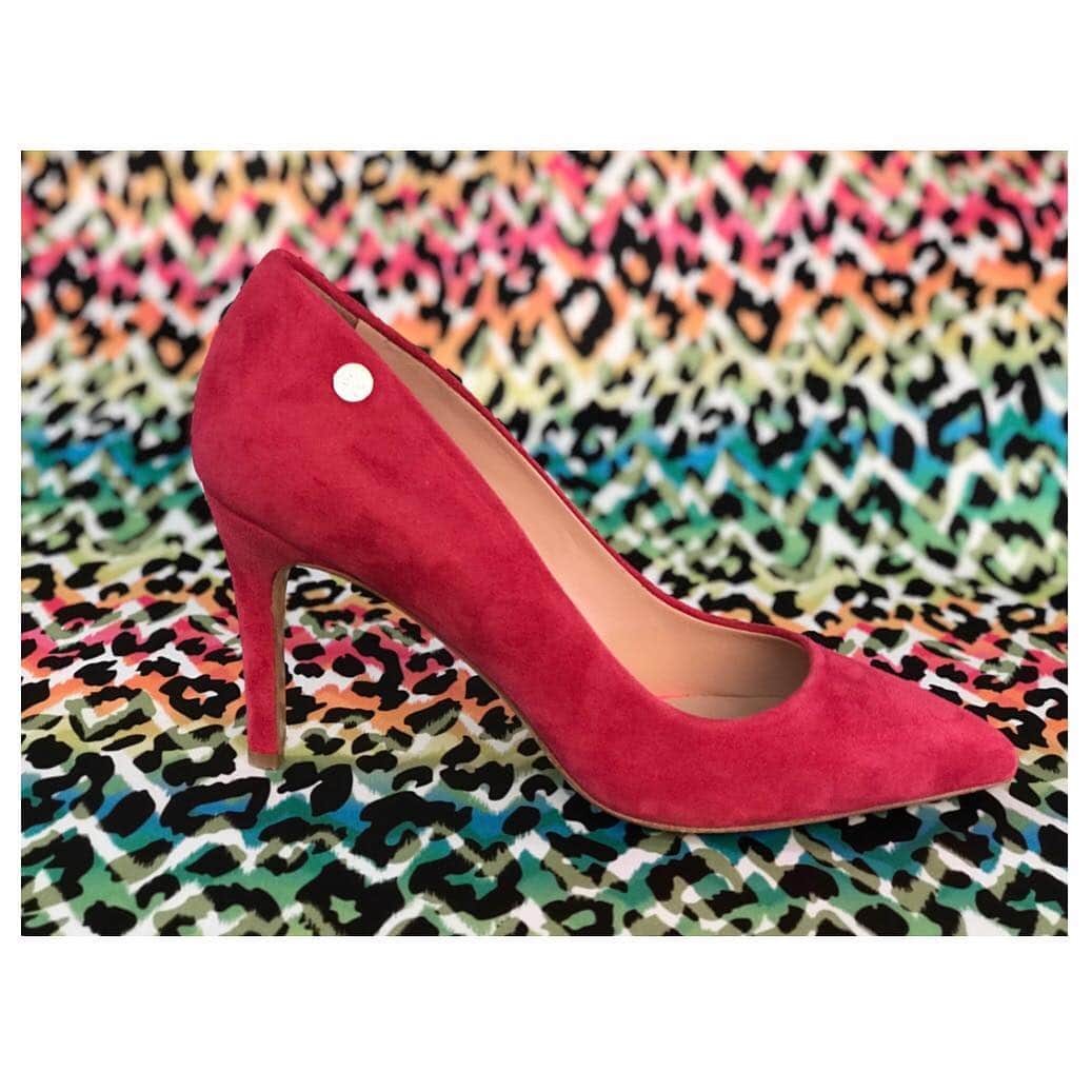 イズロさんのインスタグラム写真 - (イズロInstagram)「#islo #isloisabellalorusso #isloshoes #shoes #pumps #suede #color #fucsia #heels #tacchi #fashion #style #shopping #shoponline #shoppingonline #maculato #multicolor #vogliadicolore #logo #punta #madeinitaly #staytuned」3月25日 19時35分 - islo_isabellalorusso