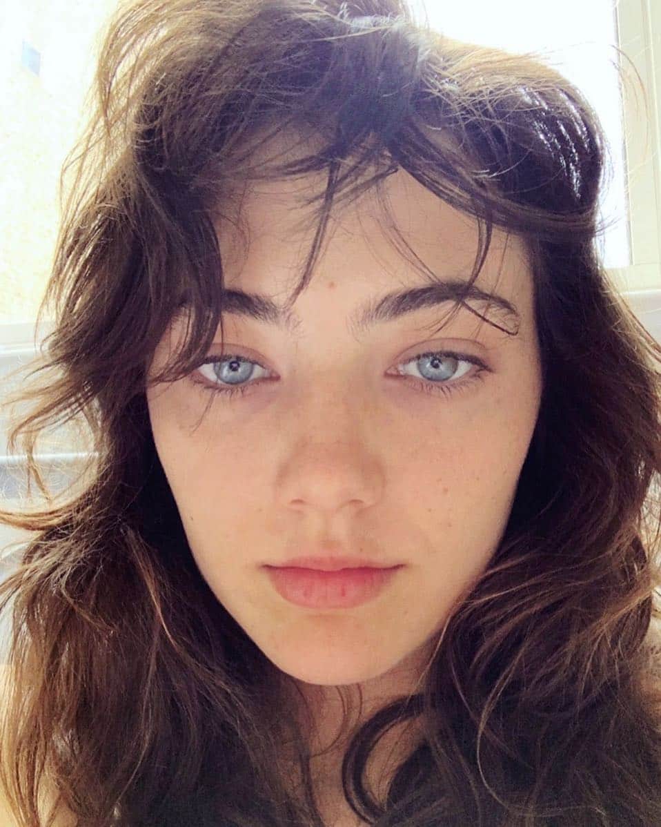 Amelia Zadroのインスタグラム：「Endings. Today I fly away again, So much comes up.. just beneath the surface, I yearn for presence and love and support through the waves of emotion, And I also just want to be left alone, to leave quietly, to run away and not face any of it, to pretend it doesn’t  really hurt or bring up any bigger questions. But I know by now, After all of these years of gypsy life, That if I leave things open and un-dealt-with, Their dwindling threads will follow me, Tickling at my back, Showing up in new faces and places. So, Today, One step at a time, One coffee, one run, one tear, one hug, one word at a time. I’ll miss you again London, my London family, and I’ll see you soon 💛」