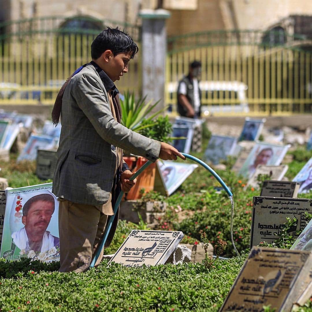 NBC Newsさんのインスタグラム写真 - (NBC NewsInstagram)「A boy waters plants and cleans tombstones in a cemetery in Sanaa, #Yemen. . 📷 Mohammed Huwais / @afpphoto」3月26日 1時02分 - nbcnews