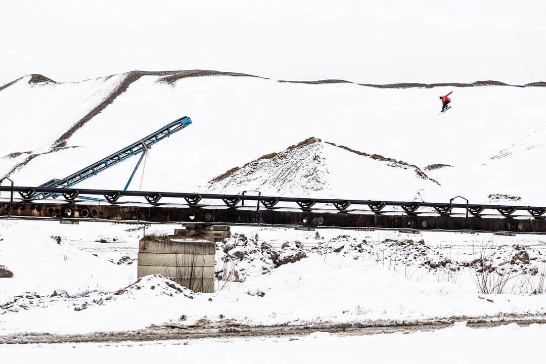 のインスタグラム：「Ever see a big snow-covered gravel pit and want to ride down it? @sepplramsbacher says he found one and went for it. "What a fun playground somewhere in Germany," he said. Check out our story for more. All photos by @lorenzholder.」