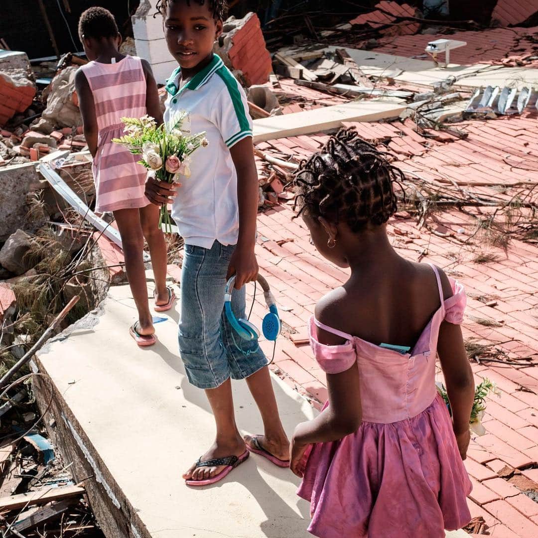 TIME Magazineさんのインスタグラム写真 - (TIME MagazineInstagram)「Girls collect artificial flowers from the rubble of a building destroyed by Cyclone Idai at Sacred Heart Catholic Church in Beira, #Mozambique, on March 24. In the second photograph, fishermen attempt a catch in a flooded area in Tica the same day. Citing government figures, @apnews reports half of the 1.8 million people affected by the storm—which slammed into eastern #Africa more than a week ago—are #children who have been separated from their families, orphaned, made homeless or impacted another way. More than 750 deaths have been attributed to the cyclone. Authorities have warned the toll could rise as waters continue to recede. Photographs by Yasuyoshi Chiba—@afpphoto/@gettyimages」3月26日 1時06分 - time