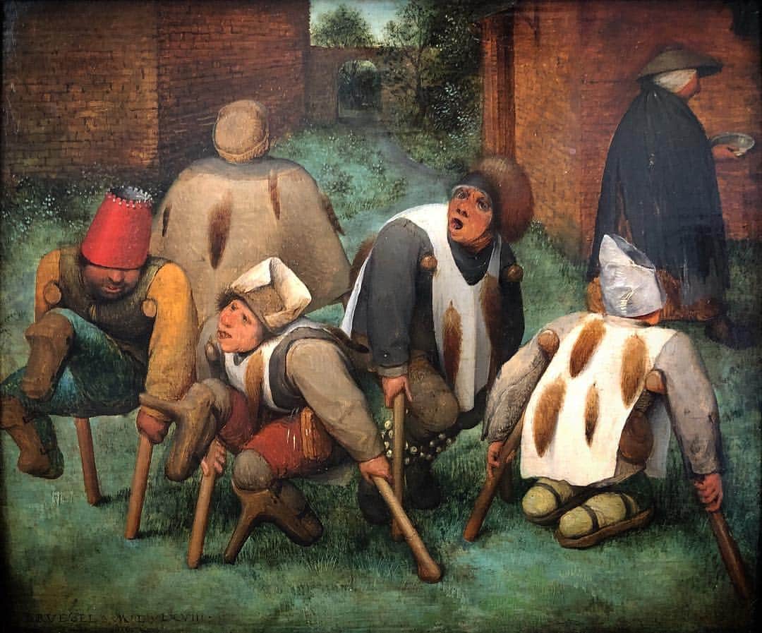 のインスタグラム：「. 🇫🇷Les Mendiants vous souhaitent une #BonneSemaine !  _ 🧐 Dans cette œuvre de fin de carrière de Pieter Bruegel dit l’Ancien (1568), cinq mendiants, culs-de-jatte et autres estropiés, se traînent péniblement sur leurs béquilles, dans la cour d'un hôpital de briques rouges. Ils semblent sur le point de se séparer pour aller demander l'aumône dans différents lieux. Au dos du tableau une inscription flamande proclame : "Courage, estropiés, salut, que vos affaires s'améliorent". _ ✍️L'interprétation de ce tableau a suscité de nombreuses hypothèses, qui s'interrogent notamment sur la symbolique des queues de renards accrochées aux chasubles des miséreux. Cette scène serait peut-être une allusion à Koppermaandag, fête annuelle des mendiants qui avait lieu le lundi suivant l'Épiphanie, durant laquelle ils quêtaient et chantaient dans les rues. _ 📍L’œuvre est de retour au 2e étage de l’aile Richelieu, en salle 812. _______ 🌍The Beggars wish you a #GoodWeek !  _ 🧐In this work of Bruegel the Elder, five beggars and cripples are dragging themselves along painfully on their crutches in the sunny courtyard of a hospital built of red brick. They seem to be about to head off in different directions to beg, as is the woman in the background who is shown holding a begging bowl. On the back of the painting is an inscription in Flemish, "Cripples, take heart, and may your affairs prosper." _ ✍️Many hypotheses have been put forward to interpret this painting, particularly addressing the question of what the foxtails, hanging from the garments worn by the beggars, are meant to symbolize. The scene may be an allusion to Koppermaandag, the beggars' feast day held annually on the Monday after Epiphany, when the beggars would sing as they begged for alms in the streets. _ 📍This work is back on the 2nd floor of the Richelieu wing, in room 812. _ 📷©️Musée du Louvre / Nicolas Bousser @insidethelouvre . . . #louvre #louvremuseum #museedulouvre」