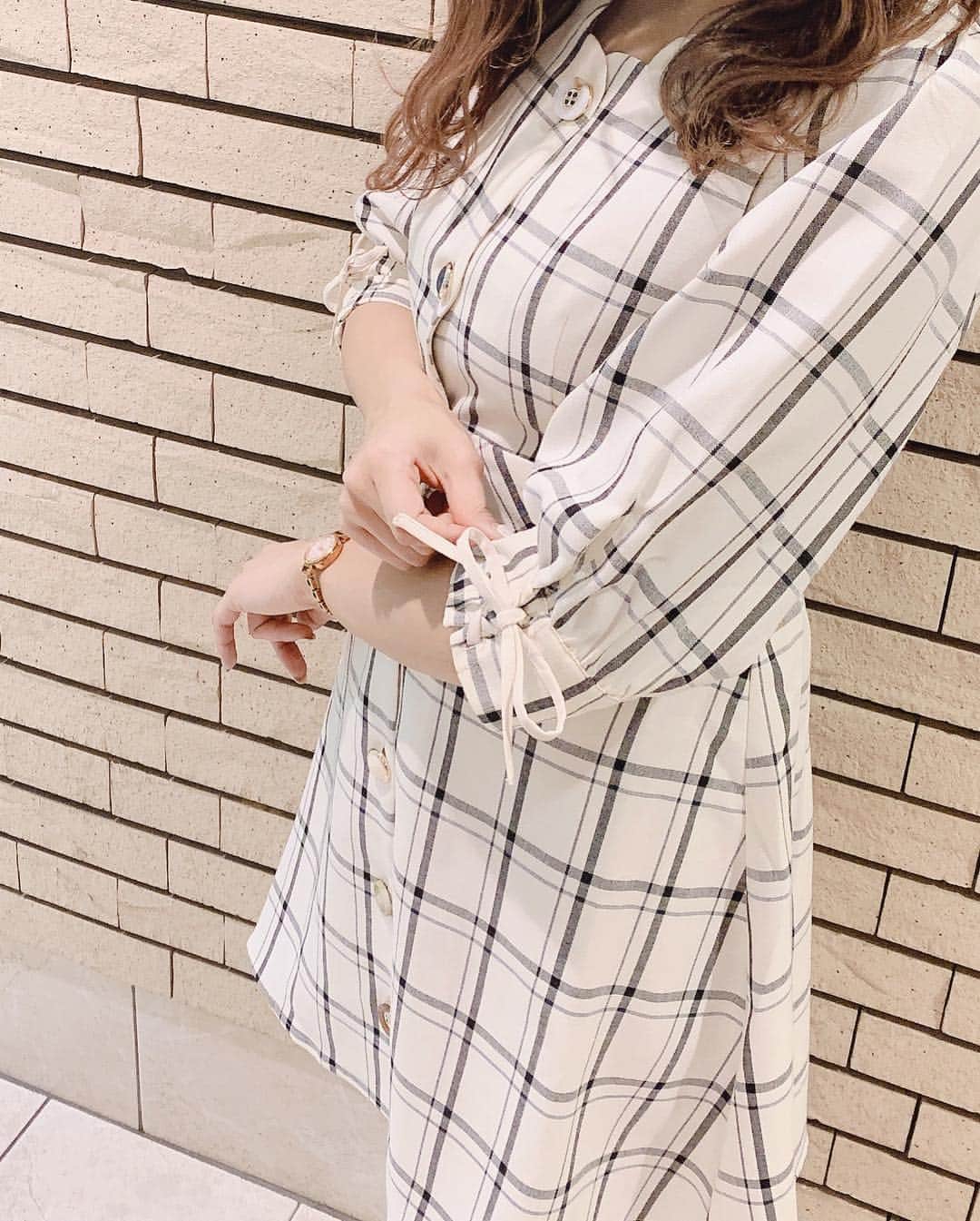 MAJEgirl?officialさんのインスタグラム写真 - (MAJEgirl?officialInstagram)「. ✨新作ワンピース✨ . 札幌パセオ店staff ( @majegirl_mari ) 🌷 #156cm 🌷 . #1095065217 #アソートボタンミニワンピ . ボタンがそれぞれかわいい💖 おしゃれなワンピースが入荷しました💫 お袖のレースアップがフェミニンな 印象の1枚です🐰💕💕 . @majesticlegon_official  #majesticlegon  #majegirl #maje #2019ss #ootd #マジェスティックレゴン  #マジェガール #ワンピース #フェミニンコーデ  #まりたすコーデ」3月25日 19時40分 - majesticlegon_pressroom