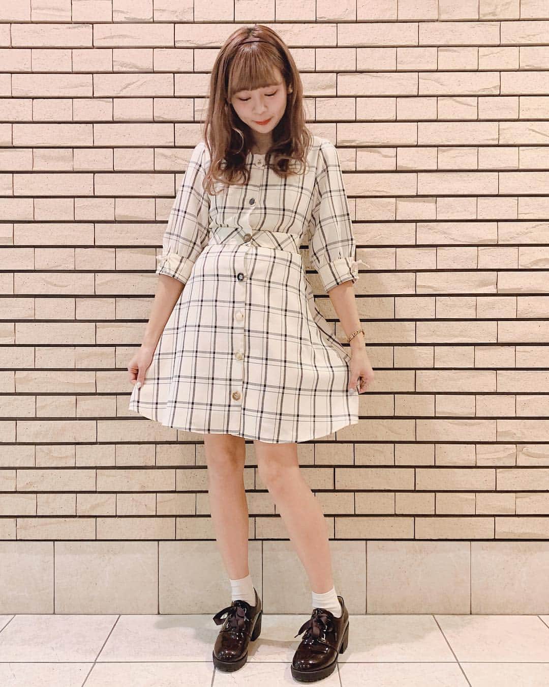 MAJEgirl?officialさんのインスタグラム写真 - (MAJEgirl?officialInstagram)「. ✨新作ワンピース✨ . 札幌パセオ店staff ( @majegirl_mari ) 🌷 #156cm 🌷 . #1095065217 #アソートボタンミニワンピ . ボタンがそれぞれかわいい💖 おしゃれなワンピースが入荷しました💫 お袖のレースアップがフェミニンな 印象の1枚です🐰💕💕 . @majesticlegon_official  #majesticlegon  #majegirl #maje #2019ss #ootd #マジェスティックレゴン  #マジェガール #ワンピース #フェミニンコーデ  #まりたすコーデ」3月25日 19時40分 - majesticlegon_pressroom