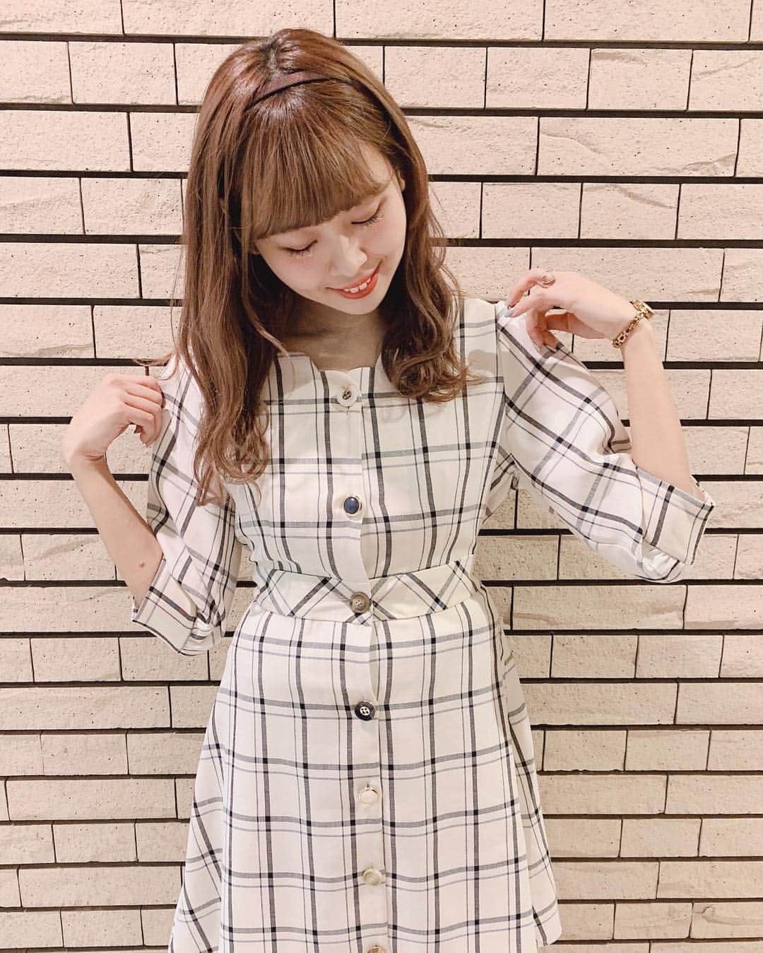 MAJEgirl?officialさんのインスタグラム写真 - (MAJEgirl?officialInstagram)「. ✨新作ワンピース✨ . 札幌パセオ店staff ( @majegirl_mari ) 🌷 #156cm 🌷 . #1095065217 #アソートボタンミニワンピ . ボタンがそれぞれかわいい💖 おしゃれなワンピースが入荷しました💫 お袖のレースアップがフェミニンな 印象の1枚です🐰💕💕 . @majesticlegon_official  #majesticlegon  #majegirl #maje #2019ss #ootd #マジェスティックレゴン  #マジェガール #ワンピース #フェミニンコーデ  #まりたすコーデ」3月25日 19時40分 - majesticlegon_pressroom