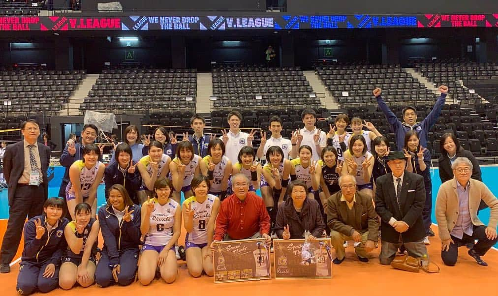 芳賀舞波のインスタグラム：「. 2018-19V.LEAGUE DIVISION1 たくさんの応援ありがとうございました！！ .  今シーズンは今まで経験をした事がない状況で迎えたリーグ戦。 辛い事、悔しい事もたくさんありました。 ですが苦しい事ばかりではなく、 たくさんの温かさに触れ、 新しい出逢い。人との繋がりの素晴らしさ。 多くの学びもありました。  応援してくださる方、チームメイト、職場の方、家族の言葉に助けられ、支えられまたコートに立つ事ができました。  たくさんの愛を感じた今シーズン。 この経験を無駄にする事なく、 感謝の想いを形にすべくこれからも精進していきます！  1ヶ月後には黒鷲旗。 また高みを目指して頑張ります！ ありがとうございました。 .  #感謝 #vリーグ #vleague  #2018/19シーズン #日立リヴァーレ」