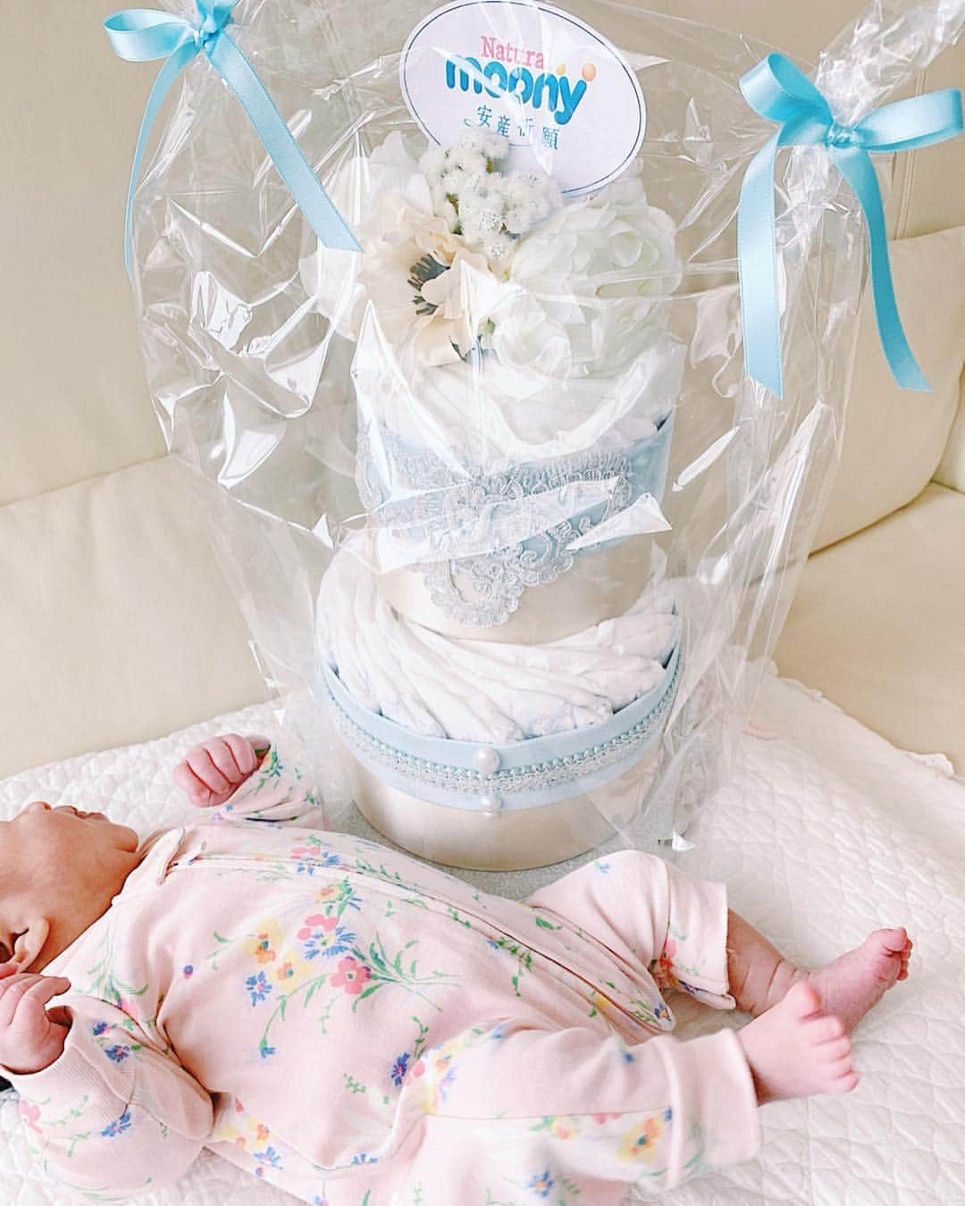 Remiさんのインスタグラム写真 - (RemiInstagram)「lovely diaper cake for👶🏻💛 もうすぐ1ヶ月。新生児用のお洋服がパツパツになってきました✨ 出産祝いに可愛いおむつケーキを頂きました🎂 ナチュラルムーニーのおむつはオーガニックコットン配合の柔らかい肌触りで、デリケートな赤ちゃんのお肌にも安心🤱💓 出産祝いやベビーシャワーに嬉しい贈り物です🤰✨. . . .  #おむつケーキ #出産祝い #ベビーシャワー #おむつ #ナチュラルムーニー #ユニチャーム #naturalmoony #diapercake #babygift #babygirl #newborn #3w #ナチュラルムーニー_PR」3月25日 19時43分 - remi_912