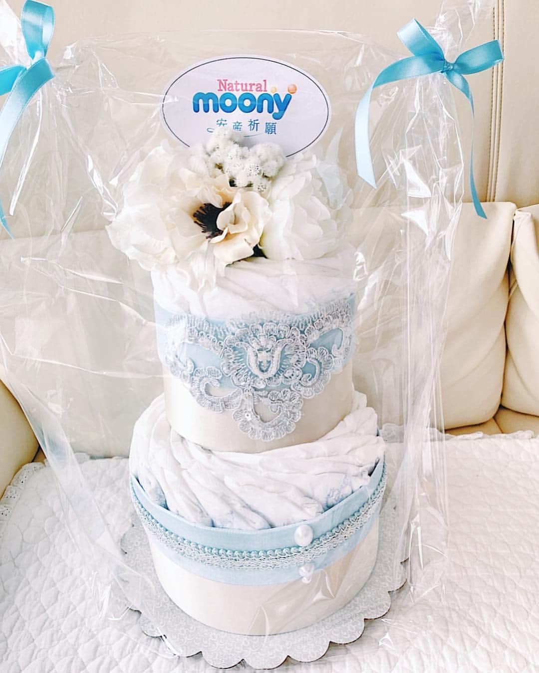 Remiさんのインスタグラム写真 - (RemiInstagram)「lovely diaper cake for👶🏻💛 もうすぐ1ヶ月。新生児用のお洋服がパツパツになってきました✨ 出産祝いに可愛いおむつケーキを頂きました🎂 ナチュラルムーニーのおむつはオーガニックコットン配合の柔らかい肌触りで、デリケートな赤ちゃんのお肌にも安心🤱💓 出産祝いやベビーシャワーに嬉しい贈り物です🤰✨. . . .  #おむつケーキ #出産祝い #ベビーシャワー #おむつ #ナチュラルムーニー #ユニチャーム #naturalmoony #diapercake #babygift #babygirl #newborn #3w #ナチュラルムーニー_PR」3月25日 19時43分 - remi_912