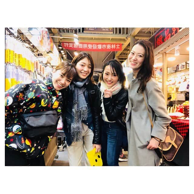 早乙女わかばさんのインスタグラム写真 - (早乙女わかばInstagram)「.﻿ ✈️わかばtrip✈️﻿ ﻿ ２カ国目は…台湾💕﻿ ﻿ 最高のメンバーと行ってきました❤️﻿ ﻿ 台湾公演で初めて訪れて大好きになり、在団中にももう一度行ったので今回3度目の台湾☺️✨﻿ ﻿ 半年前から約束して決めていた旅行✈️✨﻿ とっても充実して、笑いしかない毎日でした🤣﻿ ﻿ １日目は空港に到着後→九份へ🚗➰﻿ あいにくの雨でしたが☔️私たちの笑顔は終始晴れ模様☀️🤣☀️﻿ ひかるの大好きな小籠包も頂きました💕﻿ ﻿ そして夜は夜市へ🚶‍♀️➰﻿ 食べ歩き、値切り（笑）、買い物して…﻿ ﻿ 今日来たのかな？と自分達も不思議に思うくらい満喫‼️明日もう帰れるね🤣なーんて話しましたが、いやいやメインイベントは明日です‼️と🙌🏻﻿ ﻿ 写真が多すぎるのでメインイベントの写真はまた明日👋🏻✨﻿ ﻿ #わかばtrip﻿ #旅﻿ #台湾﻿ #Taipei﻿ #九份﻿ #小籠包﻿ #タピオカ﻿ #士林夜市」3月25日 19時44分 - s_wakaba.94