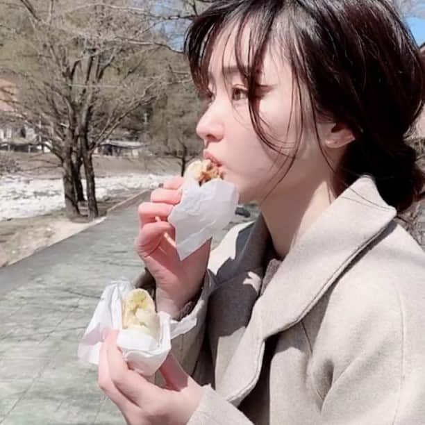 のインスタグラム：「⑅ 朝食でご飯おかわり我慢して良かった🧸 炭火で焼くおやきを、お昼ご飯までのおやつに🥺💓 さつまいもミルクおいしかった〜🥺💓 この景色と空気で食べるから尚🍃♡ おやき工房えんまんさん、食べ歩き用に包んで渡してくれました☺️🙏🏻💓 . お蕎麦食べて川沿いをぐるっと歩いて、中津川駅に☺️ 列車出発の時間まで、喜楽さんで五平餅ぺろりと3本😳 . 久しぶりに母と２人での旅行♡ たっぷりリフレッシュ出来て良き旅でした☺️🙏🏻 帰りは列車旅の醍醐味ぬくぬくとお昼寝😪💓 . #PR #Shupo #visit_tokai #列車旅 #女子旅 #travel #japantravel #train #japanesefood  #長野 #信州 #昼神温泉 #阿智村 #achimura」