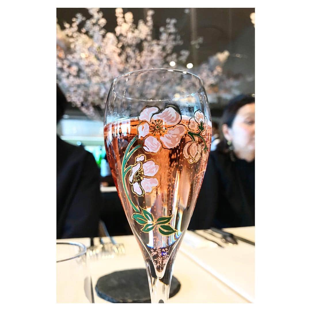 サンドバーグ直美さんのインスタグラム写真 - (サンドバーグ直美Instagram)「Sakura color champagne in a cute glass💞 昼から幸せ #springisnear #ciatokyo #stafflunch」3月25日 19時54分 - naomisundberg