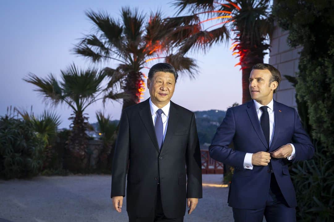 ルモンドさんのインスタグラム写真 - (ルモンドInstagram)「Dans ses discours, Emmanuel Macron prend toujours soin de rappeler l’importance de la Chine et de saluer son rôle dans l’économie mondiale. Au-delà de ces très convenus hommages diplomatiques, le président français reste pourtant l’un de ceux qui, parmi ses pairs européens, ont le langage le plus ferme vis-à-vis de Pékin. Comme de déclarer que « l’Union européenne devrait avoir une approche coordonnée » face à la Chine, critiquant implicitement l'Italie, qui a signé un mémorandum d’entente sur sa participation au projet chinois des « nouvelles routes de la soie ». La visite du président chinois à Nice, puis à Paris, sera l’occasion de mettre à plat toutes ces questions en cette année du 55ème anniversaire de l’établissement des relations diplomatiques franco-chinoises. - Xi Jinping est arrivé dimanche sur la Côte d’Azur pour un dîner restreint avec son épouse et le couple Macron avant une séquence plus officielle à Paris lundi. Photo : Jean Claude Coutausse (@coutausse) #PourLeMonde - #Chine #France」3月25日 19時50分 - lemondefr