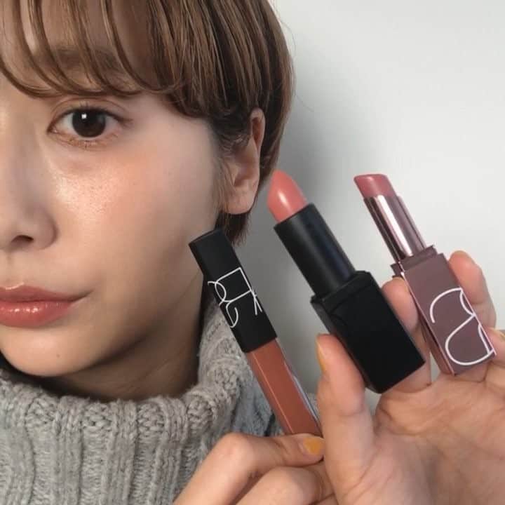 のインスタグラム：「. あぁかわいすぎる🥺♡ NARSの新作リップレビュー📷 . ☑︎バーム 3/22発売 #アフターグローリップバーム 3424 ローズモーヴ 📝 バームの発色はかなりナチュラルでシアー。 ただ高保湿力なので最初に仕込んで重ねて使ったり リップバームとして使うことが多いです🥰 オレンジも気になる〜🍊 . ☑︎スティック #オーデイシャスリップスティック 9460 ローズ 📝 バームのカラーと合わせてローズをチョイス。 クリーミーな質感でキレイな発色◎ 安定のスティックから春先に使えそう🌸 . ☑︎グロス 4/19発売 #リップグロスN 5695 ソフトブラウンピンク 📝 発表会で見たときに一目惚れしてお土産として いただいたものなのですが程よいブラウンに くすんだピンクがすこーし入ったグロス☁️🖌 グロス特有のベタベタ感もなくなめらかなので グロス苦手な方も使いやすいと思います◎ . リップスティック以外は新作です🥰 @narsissist  #ik_make#narscosmetics#narspartner#lipstick#lipmakeup#make#makeup#cosmetics#instabeauty#narsリップ#ナーズ#ナーズリップ#春コスメ2019#春コスメ#新作コスメ#コスメ#リップグロス#リップバーム#ブラウンメイク#ブラウンリップ#ピンクブラウン#お気に入りコスメ#セルフメイク#メイクプロセス#リップ動画#メイク動画」