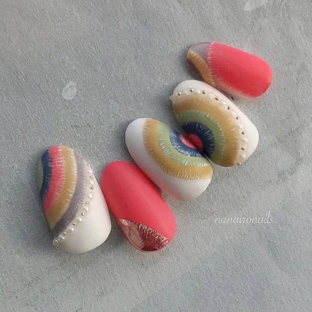 のインスタグラム：「#トレンドカラー﻿﻿﻿ 2019春夏 #LivingCoral﻿﻿﻿ ﻿﻿﻿ design @nanaironails﻿ #yoshiko先生ネイル﻿﻿﻿ ﻿﻿﻿ 使用カラー﻿﻿﻿ ⋆60﻿ 66.70.A1.A15.A46.W1.パフェメタリック﻿ ﻿﻿ ﻿﻿ ﻿ Repost @nanaironails﻿ ・・・﻿ 2019﻿ トレンドカラー﻿ ﻿ Living Coralを使ったアート﻿ ﻿ ネイルパフェジェルのホームページに掲載されてます(๑′ᴗ‵๑ .﻿ アートディレクターそれぞれ個性あふれるステキなトレンドカラーアートが掲載されています(^^)ぜひHPチェックしてみてください♡﻿ ﻿ @nailparfaitgel 使用カラー﻿ 60コライユローズ﻿ A46、70、66、A1、A15、W1﻿ ﻿ #nailart#ネイル#ネイルアート#ネイルデザイン#ジェルネイル#ジェル#おしゃれネイル#naildesign #大人可愛いネイル#💅#gelnails#ネイル画像#nails#春ネイル#フレンチネイル#マットネイル#お花ネイル#オレンジネイル#モテネイル#ネイルパフェ#ネイルパフェジェル#大人ネイル#パールネイル#オシャレネイル#フラワーネイル#ニュアンスネイル#マットネイル」