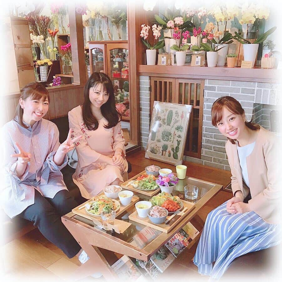 柴本愛沙さんのインスタグラム写真 - (柴本愛沙Instagram)「週末ランチ♡ お花屋さんの中にある 可愛いカフェへ🍽 @peacegarden_ohanatocafe  飯倉アナと坂本キャスター(兼記者)と✨  お花に囲まれて 女子力あげてきました♡ ホント素敵なカフェでした🍰  この日楽しすぎて、 帰ったら寂しくなったよぉー。  仕事柄、みんな声大きすぎて 会話丸聞こえ疑惑（笑） ここでもトイレまで声聞こえてきた。 わりと遠くの席に座ってたのにw  あー、お花屋さんになりたいかも💐 花のある生活っていいよね。  #ピースガーデン #peacegarden #ランチ #週末ランチ #lunch #カフェ #カフェ巡り #カフェめぐり #カフェご飯 #大分カフェ #大分カフェ巡り #大分カフェランチ #女子会 #cafe #cafemiru_大分 #西大分 #かんたん港園 #happy #花屋 #flowershop #oita #oitacafe #楽しかった #幸せな時間 #あと1週間 #がんばろう #桜も開花 #obs」3月25日 19時52分 - aisa_shibamoto