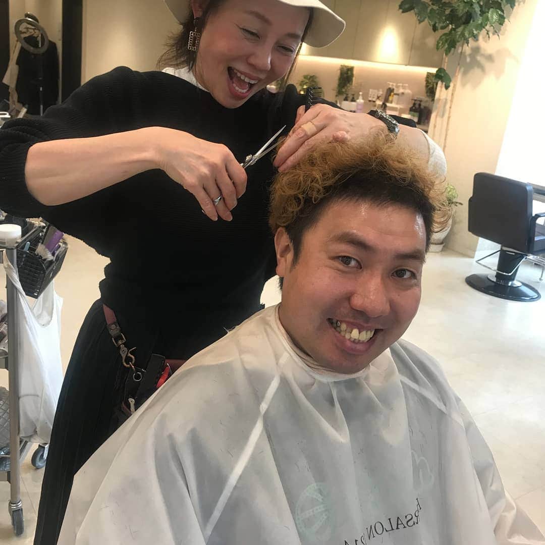 大西ライオンさんのインスタグラム写真 大西ライオンinstagram 髪切ってきました 今 アメリカのncaaで戦ってる 八村塁君に憧れて同じ 髪型にしてもらったんですが ちょっと違いますかね ゴンザガ 頑張ってー 帰ってきたら 写真撮って欲しい 昔 八村君が高校