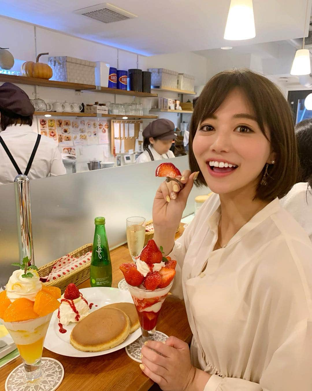 石井里奈さんのインスタグラム写真 - (石井里奈Instagram)「こんばんは😋❣️ . 今夜は里奈ログ☺️💕✨ もう3年前から大好きで定期的に通ってる ホットケーキパーラーFru-Full赤坂店へなっちゃんといってきたよ👭💕🥞 . 大好きなパンケーキとフルーツパフェのお店✨💕 いつも季節のフルーツのパフェがあるんだけど、今回は大好きなあまおうとせとかでした😭❤️🍓🍊 . 本当に美味しくて、フルーツってこんなに美味しいの！？って信じられなくなるほど美味しいの😭💕 . 昔ながらのパンケーキもフルーツが入ったクリームとメープルシロップをかけていただきました☺️🥞❤️至福。 . ドリンクはアップルタイザー🍎 炭酸果汁100%🍎果物づくし🥰 シャンパングラスに入れていただいておしゃれな女子会に🍾 . あー幸せでした💕またすぐ行きたい。 いつも並ぶけど並ぶ価値あり❣️ . 平日夜のパーティープランは予約できるみたいだから今度それいきたいなぁ❣️ ホットケーキパーラー Fru-Full 赤坂店 ☎︎03-3583-2425 . #りなまるグルメ #グルメ #パンケーキ #パンケーキ部 #pancakes #フルーツ #フルーツパフェ #パフェ #インスタ映えスイーツ #fruit #いちごパフェ #アップルタイザー #アップルタイザーカフェ部 #カフェ #いちご #せとか #インスタ映え #スイーツ #スイーツ女子 #sweet #sweets #女子会 #happy #smile #赤坂 #akasaka #カフェ巡り」3月25日 20時03分 - ri7tin1025