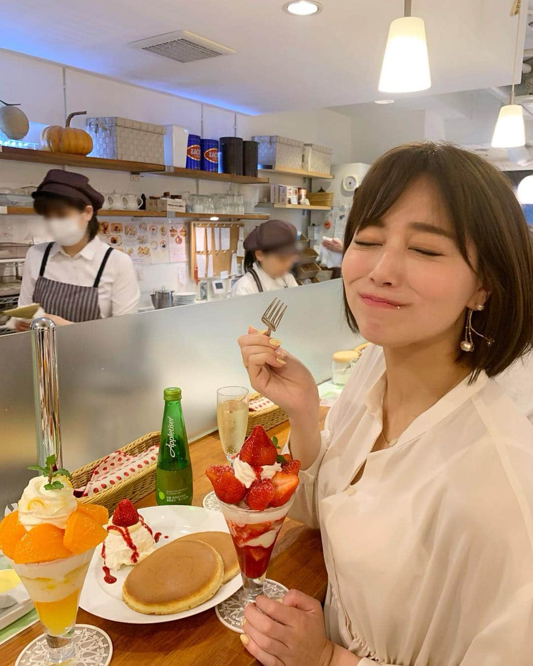 石井里奈さんのインスタグラム写真 - (石井里奈Instagram)「こんばんは😋❣️ . 今夜は里奈ログ☺️💕✨ もう3年前から大好きで定期的に通ってる ホットケーキパーラーFru-Full赤坂店へなっちゃんといってきたよ👭💕🥞 . 大好きなパンケーキとフルーツパフェのお店✨💕 いつも季節のフルーツのパフェがあるんだけど、今回は大好きなあまおうとせとかでした😭❤️🍓🍊 . 本当に美味しくて、フルーツってこんなに美味しいの！？って信じられなくなるほど美味しいの😭💕 . 昔ながらのパンケーキもフルーツが入ったクリームとメープルシロップをかけていただきました☺️🥞❤️至福。 . ドリンクはアップルタイザー🍎 炭酸果汁100%🍎果物づくし🥰 シャンパングラスに入れていただいておしゃれな女子会に🍾 . あー幸せでした💕またすぐ行きたい。 いつも並ぶけど並ぶ価値あり❣️ . 平日夜のパーティープランは予約できるみたいだから今度それいきたいなぁ❣️ ホットケーキパーラー Fru-Full 赤坂店 ☎︎03-3583-2425 . #りなまるグルメ #グルメ #パンケーキ #パンケーキ部 #pancakes #フルーツ #フルーツパフェ #パフェ #インスタ映えスイーツ #fruit #いちごパフェ #アップルタイザー #アップルタイザーカフェ部 #カフェ #いちご #せとか #インスタ映え #スイーツ #スイーツ女子 #sweet #sweets #女子会 #happy #smile #赤坂 #akasaka #カフェ巡り」3月25日 20時03分 - ri7tin1025