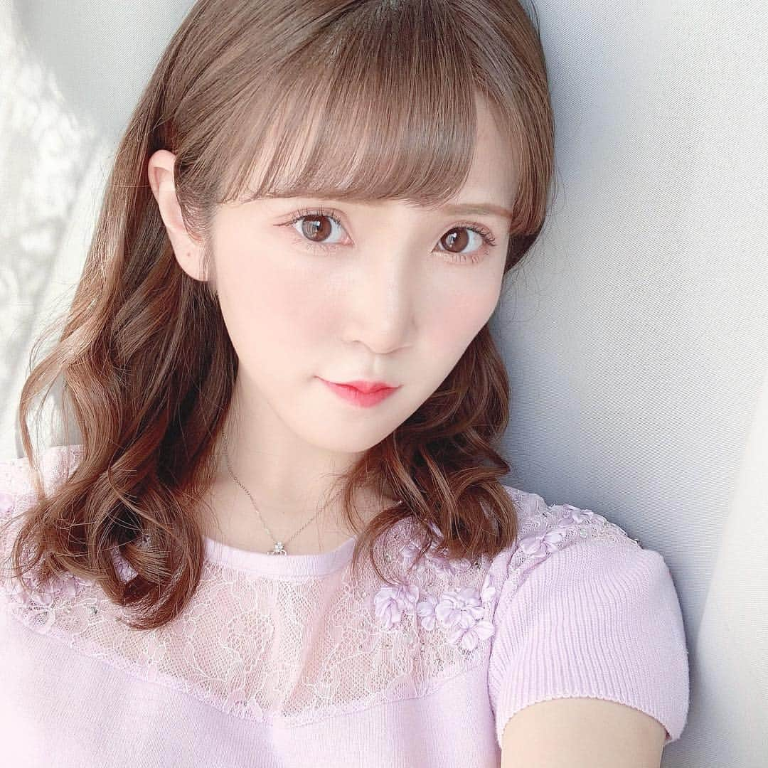 五十嵐茉優さんのインスタグラム写真 - (五十嵐茉優Instagram)「ㅤ 私が今ハマっている"ラベンダーメイク" ㅤ 肌馴染みがとにかくよくて最近は基本このメイク！ ラベンダーのアイシャドウパレットは 捨て色がなくて最強！！ 特に一番左の茶色のラメはグリーン中心の 多色ラメでえげつなく(言葉遣い)かわいいの、、、 今まで買ったアイシャドウの中でダントツお気に入り🥺 ㅤ 今回使ったコスメ ● ETUDE HOUSE  play color eyes #lavenderland ㅤ ● CLIO プロシングルシャドウ G10 ● KATE ダブルラインエキスパートㅤ ● CANMAKE クイックラッシュカーラー ● peripera INKブラックマスカラ ロングラッシュカーリング ● msh ラブライナーリキッド ダークブラウン ● excel スキニーリッチライナー RL03 グレージュ ㅤ 2枚目に載せているチークとリップは ● APIEU ジューシーパンウォーターチーク VL01(ぶどう) ● APIEU 水光ティント PK01(桜の遅刻) ● Borica リッププランパー ピンクリッチ  ㅤ リップはBoricaのリッププランパーを全体に塗ってから 真ん中に水光ティントをのせて指でぽんぽんしてます！ ㅤ BGM : bye bye bye / ノースリーブス #エチュードハウス #etudehouse #クリオ #clio #ラブライナー #excel #エクセル #peripera #ペラペラ #canmake #キャンメイク #ラベンダーメイク #コスメ #コスメ好き #メイク動画 #韓国コスメ #playcoloreyes #コスメレポ #コスメレビュー #メイクアップ #春メイク #春メイク2019」3月25日 20時03分 - mau08us