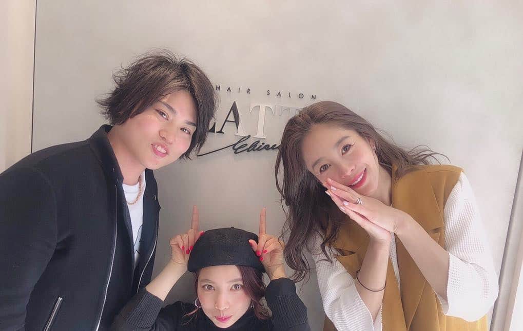 大桑マイミのインスタグラム：「先月openしたばかりのLatte 恵比寿にて、ヘアカラーをチェンジし に行ってきました。 銀座、武蔵小杉に続き待望の3店目。 清潔で明るい店内ではじめてでもとーっても過ごしやすい空間(美容院は緊張しちゃうので)と皆さんの人柄のおかげでリラックス。人気のオーガニックのヘアカラーで春っぽさにとけ込む軽めのアッシュ系にしていただきました。 お薬が優しいので安心。仕上げに しっとりサラフワになるようにトリートメントを。 乾燥しまくりだった私の髪の毛が 重たくならずに しっとりさせてくれて まとまりもあるけど動きをもたせてくれる質感に仕上げてくださいました。ありがとう😊ございました。 担当は可愛い可愛い @sayakaaa012 さん  とーっても素敵なサロンです。 ＠latte_ebisu  後ろ姿がうきうきしちゃうワッフルのロンTは @blackbymoussy_official です。  #latte恵比寿 #駅近 #居心地の良さ #スタッフさんの気遣いが素晴らしい  #springcolore」