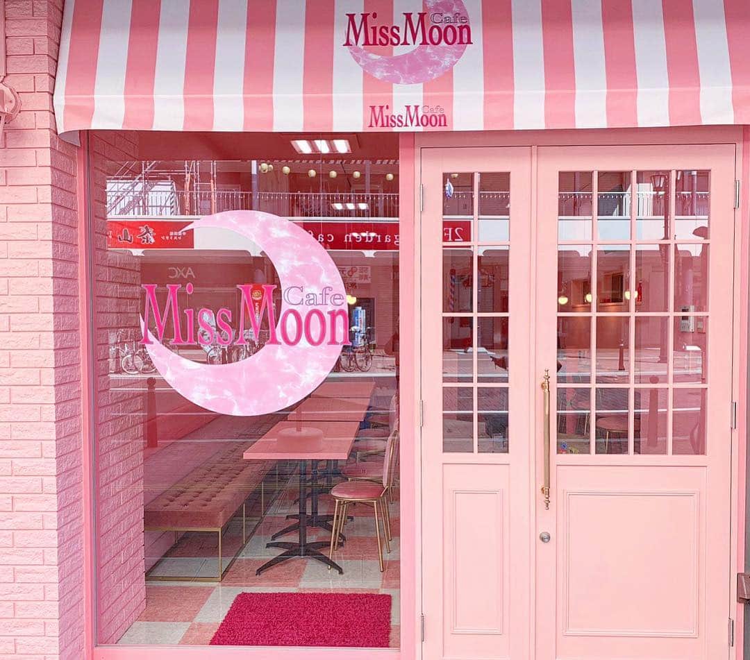 Ruuさんのインスタグラム写真 - (RuuInstagram)「【ご報告】﻿﻿ ﻿﻿ この度、3月30日に﻿﻿ Cafeをオープンすることになりました🍽🍹✨﻿﻿ ﻿ ﻿💒 "Miss Moon Cafe" 💒 (@missmooncafe )﻿ ﻿ 本当に美味しいワッフルと、モチモチのタピオカ、こだわりの詰まったラグジュアリーピンクの店内、全てが福島初です🧚🏻‍♀️💕💕あ〜本当に夢のような﻿空間。💫💫﻿﻿ 子供から大人の方までが楽しめて気分が上がる愛されるカフェになりますように。。💕﻿﻿ ﻿﻿ 3/30 11:00〜オープンしてます!!💓﻿オープン初日は私も店頭にいます💁🏼‍♀️✨是非遊びに来て下さいね🍽🌸﻿﻿ ﻿﻿ 📍福島駅東口から徒歩2分﻿ (福島市栄町10の4)﻿ 🕚 OPEN 11:00 CLOSE 20:00 ﻿﻿ ﻿ ﻿ Instagramも是非フォローしてね💒🌸💕 ﻿ ﻿ @missmooncafe ﻿﻿ 💭💭 ﻿ #missmooncafe #pinkcafe #missmoon﻿﻿ #waffle #boba #tapioka #latte #fukushima﻿﻿ #fukushimashi ﻿﻿ ﻿」3月25日 20時00分 - ruufabulous