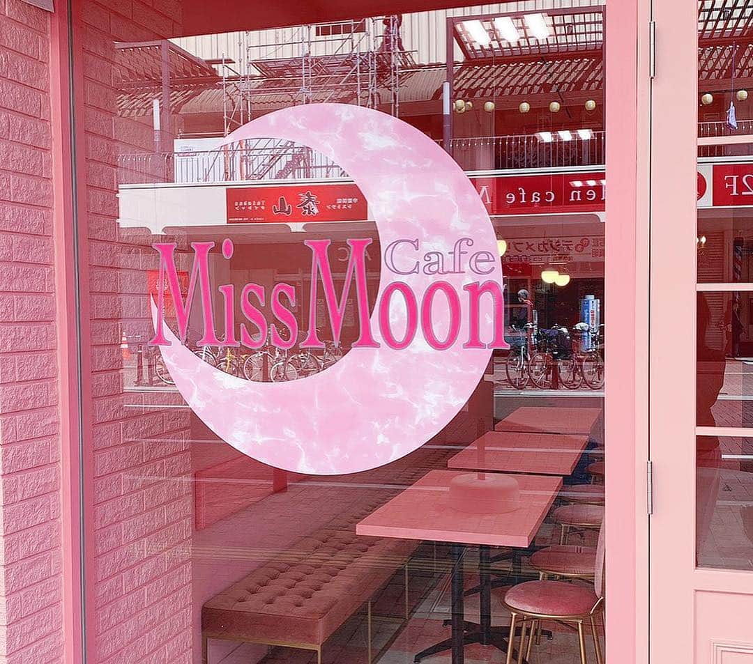 Ruuさんのインスタグラム写真 - (RuuInstagram)「【ご報告】﻿﻿ ﻿﻿ この度、3月30日に﻿﻿ Cafeをオープンすることになりました🍽🍹✨﻿﻿ ﻿ ﻿💒 "Miss Moon Cafe" 💒 (@missmooncafe )﻿ ﻿ 本当に美味しいワッフルと、モチモチのタピオカ、こだわりの詰まったラグジュアリーピンクの店内、全てが福島初です🧚🏻‍♀️💕💕あ〜本当に夢のような﻿空間。💫💫﻿﻿ 子供から大人の方までが楽しめて気分が上がる愛されるカフェになりますように。。💕﻿﻿ ﻿﻿ 3/30 11:00〜オープンしてます!!💓﻿オープン初日は私も店頭にいます💁🏼‍♀️✨是非遊びに来て下さいね🍽🌸﻿﻿ ﻿﻿ 📍福島駅東口から徒歩2分﻿ (福島市栄町10の4)﻿ 🕚 OPEN 11:00 CLOSE 20:00 ﻿﻿ ﻿ ﻿ Instagramも是非フォローしてね💒🌸💕 ﻿ ﻿ @missmooncafe ﻿﻿ 💭💭 ﻿ #missmooncafe #pinkcafe #missmoon﻿﻿ #waffle #boba #tapioka #latte #fukushima﻿﻿ #fukushimashi ﻿﻿ ﻿」3月25日 20時00分 - ruufabulous